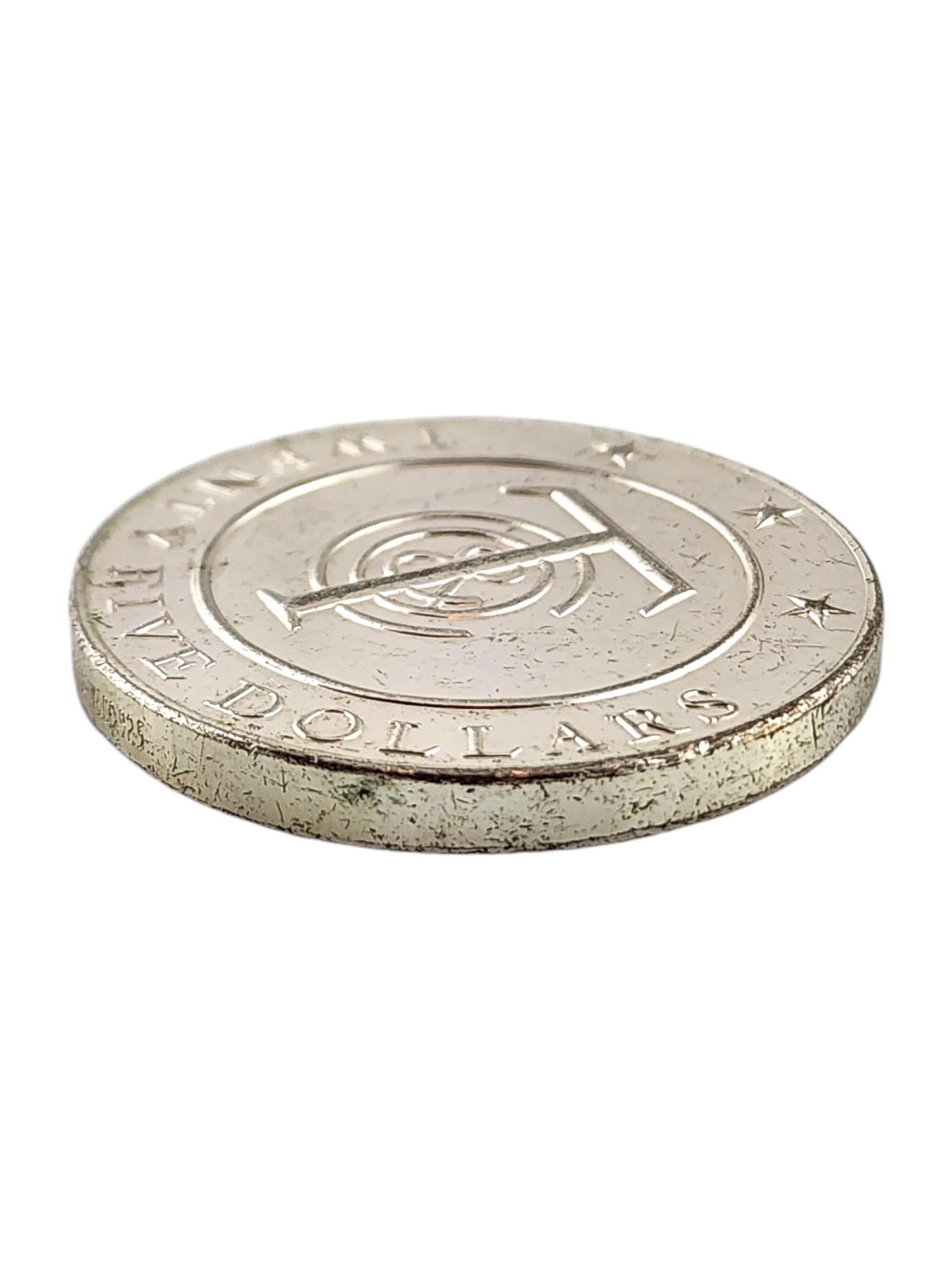 Tiffany & Co Sterling Silber Fünfundzwanzig Dollars Münze

Diese Fünfundzwanzig-Dollar-Münze des Designers Tiffany & Co. wurde aus Sterlingsilber gefertigt und mit dem Schriftzug 
