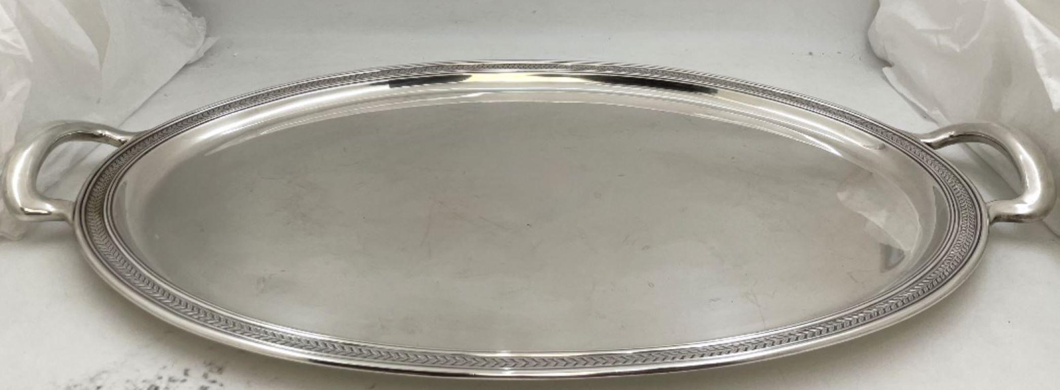 Plateau à deux anses en argent sterling Tiffany & Co., numéro de modèle 18612A de 1914, de style Art déco, avec un élégant motif géométrique, le bord étant orné de motifs de feuilles stylisées. Il mesure 28'' d'une poignée à l'autre (24'' de