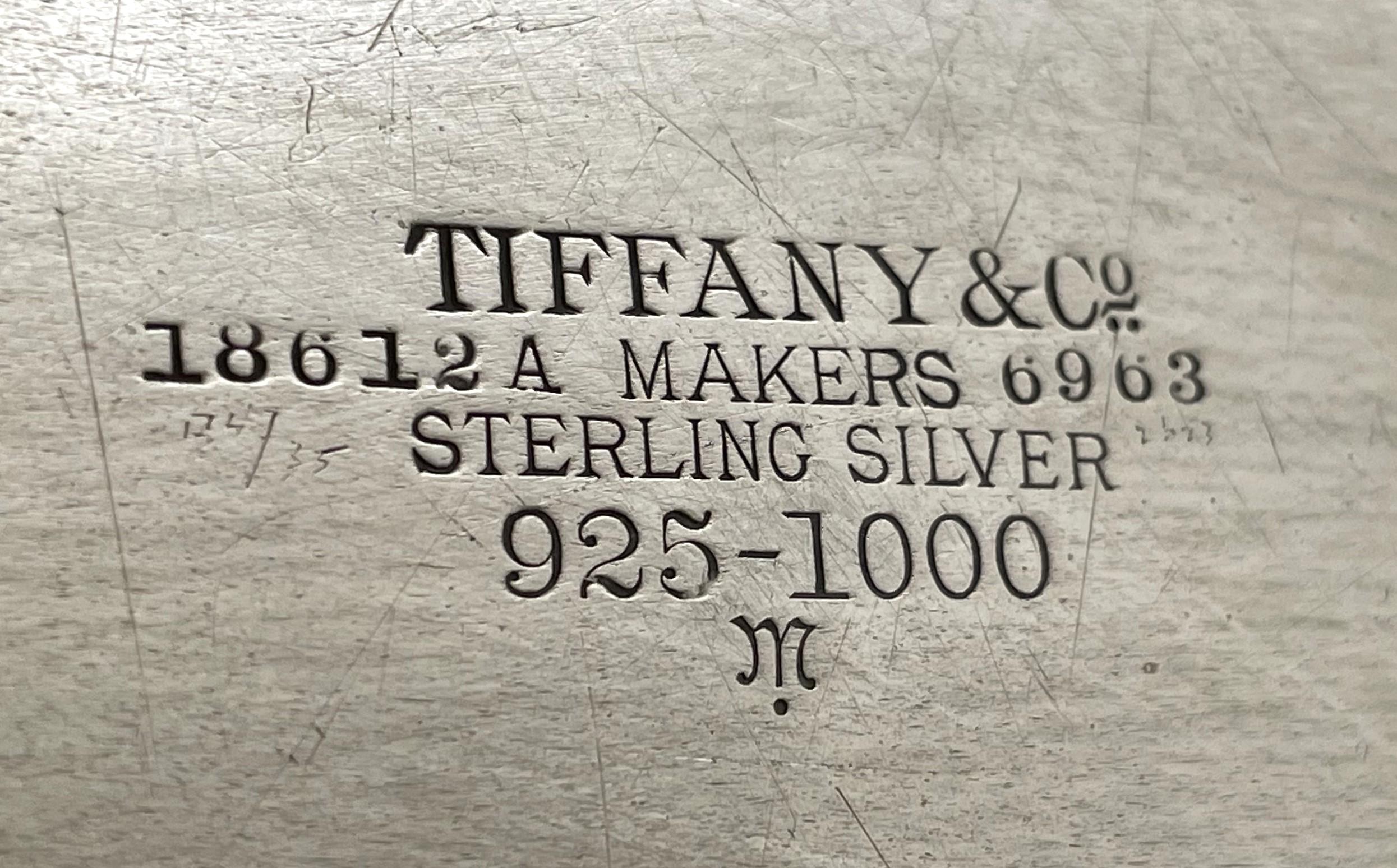 Début du 20ème siècle Tiffany & Co. Plateau 1914 à deux anses en argent sterling de style Art Déco en vente