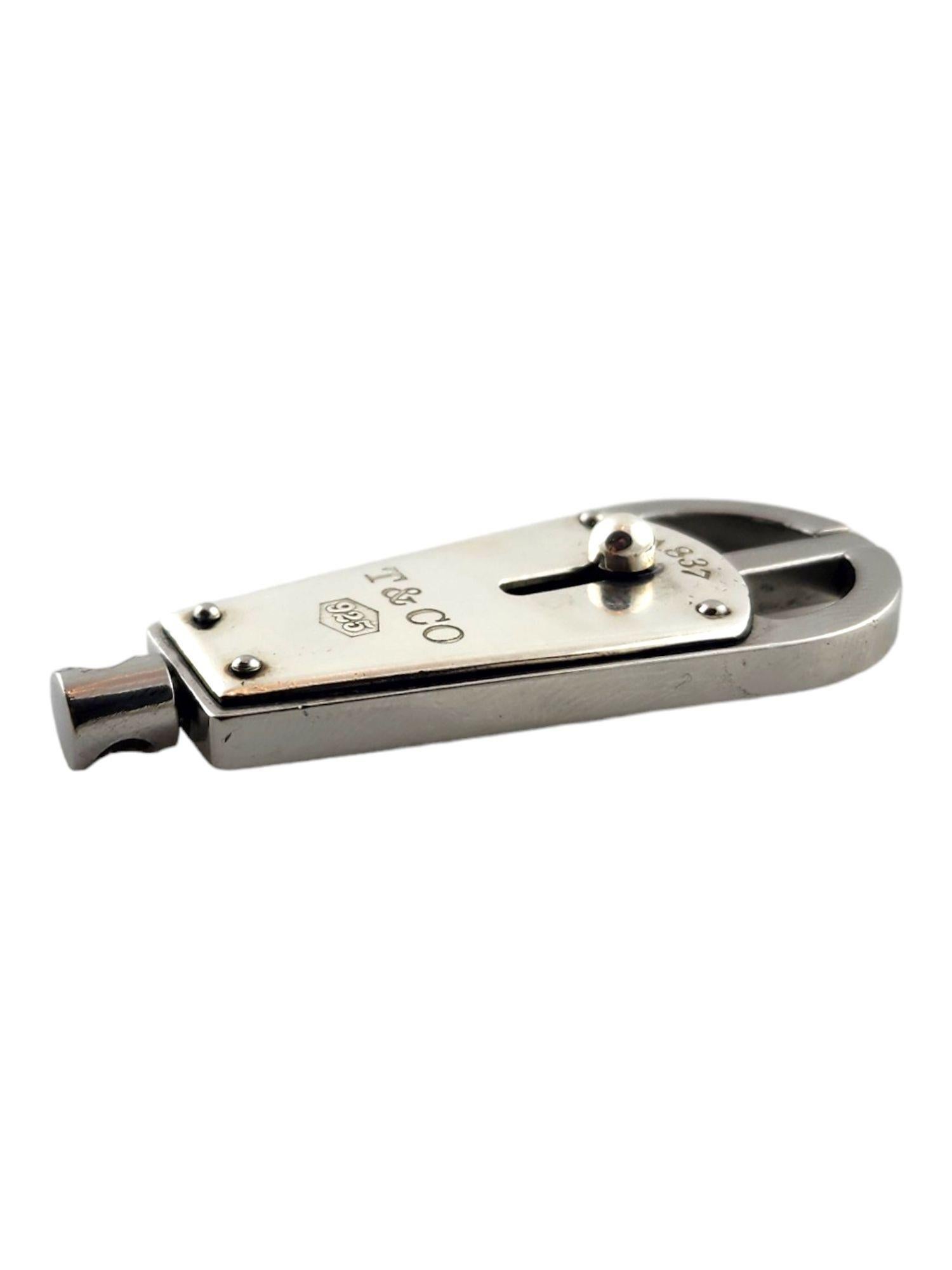 Portachiavi a valigetta in argento Tiffany & Co.

Questo bellissimo portachiavi di Tiffany & Co. è stato meticolosamente realizzato in argento sterling per una finitura di classe e di grande effetto!
(I portachiavi non sono inclusi)

Dimensioni: