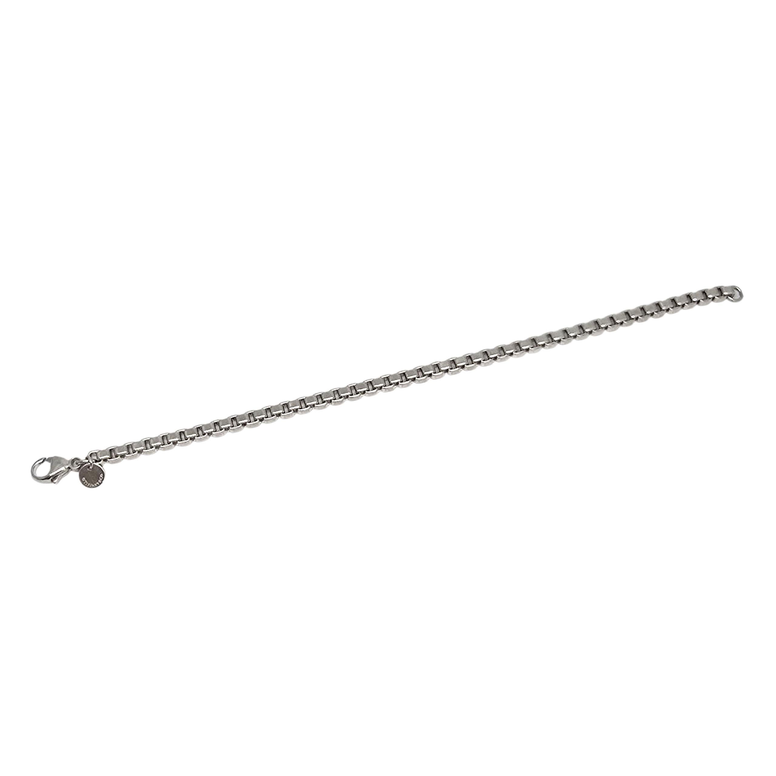 Pulsera de plata de ley con cadena de caja veneciana de Tiffany & Co.

Una auténtica pulsera Tiffany con un diseño clásico de cadena de caja. Cierre de pinza de langosta. La caja y la bolsa de Tiffany no están incluidas.

Pesa aprox. 15,7 g, 10,1