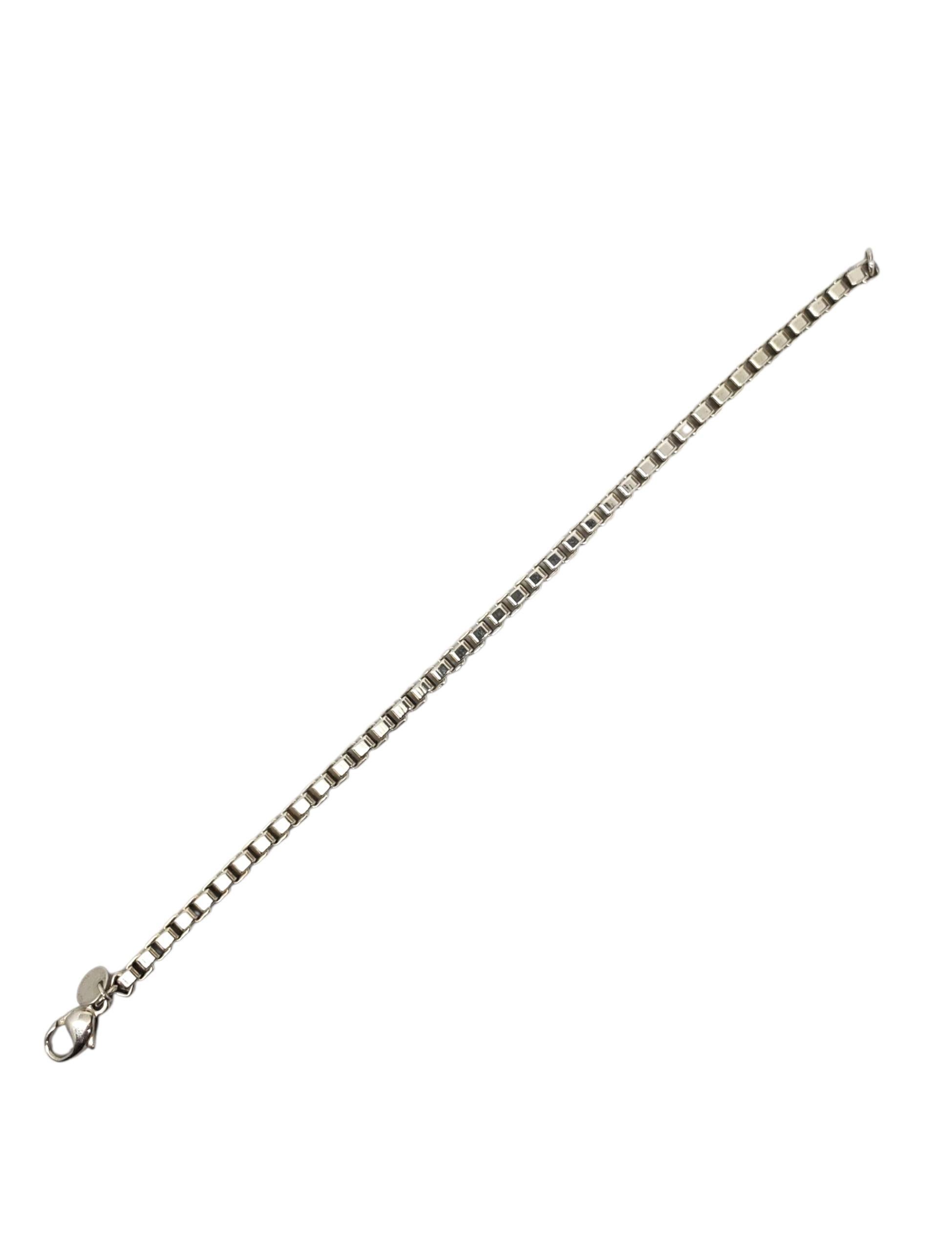Tiffany & Co. Bracelet à maillons vénitiens en argent sterling

Cet élégant bracelet à maillons en forme de boîte de Tiffany & Co. est fabriqué en argent sterling massif et doté d'un fermoir à mousqueton.

Taille : 7.5 in. in length / fits up to 7