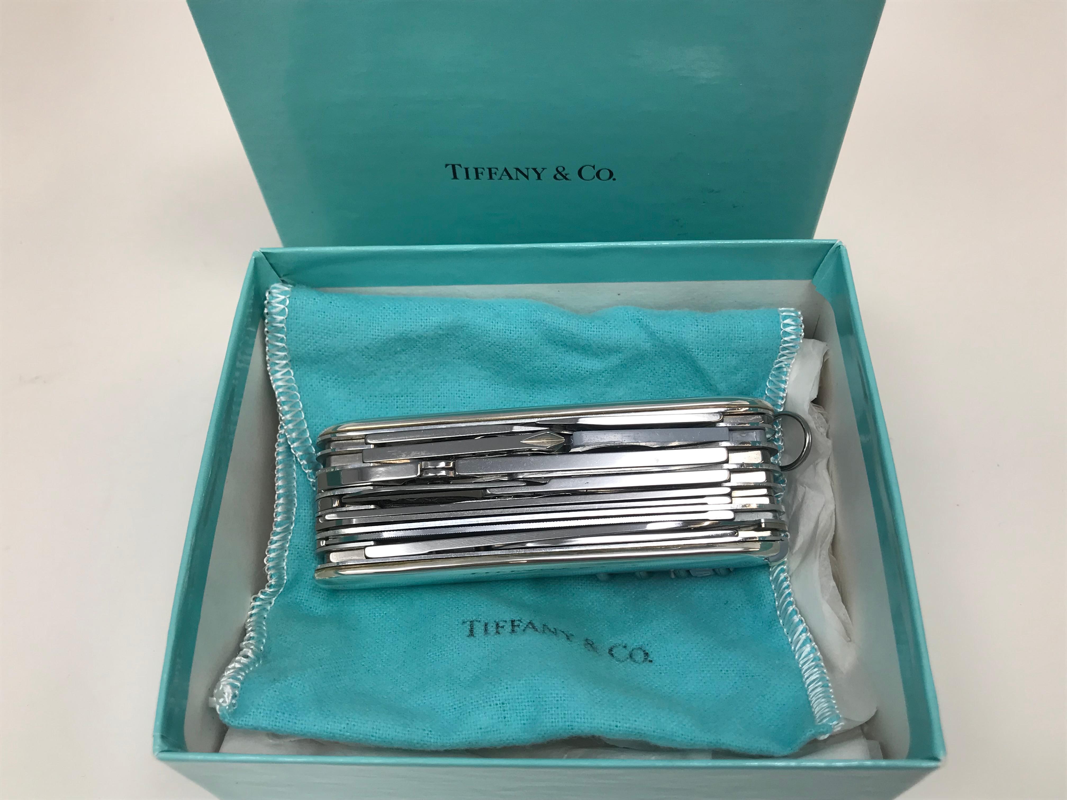 Tiffany & Co. Coltello svizzero Victorinox in argento e oro 18k, mai usato, con lama a punta e strumenti multipli. Marcato Tiffany & Co. 925 + 750, Ster +18k. Nella borsa e nella scatola originali.