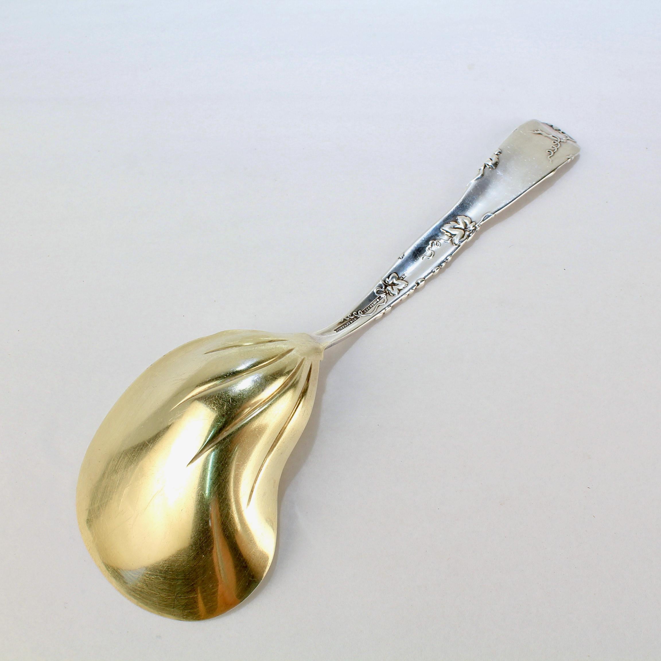 Art Nouveau Tiffany & Co. Cucchiaio da portata in argento sterling con motivo a vite in vendita
