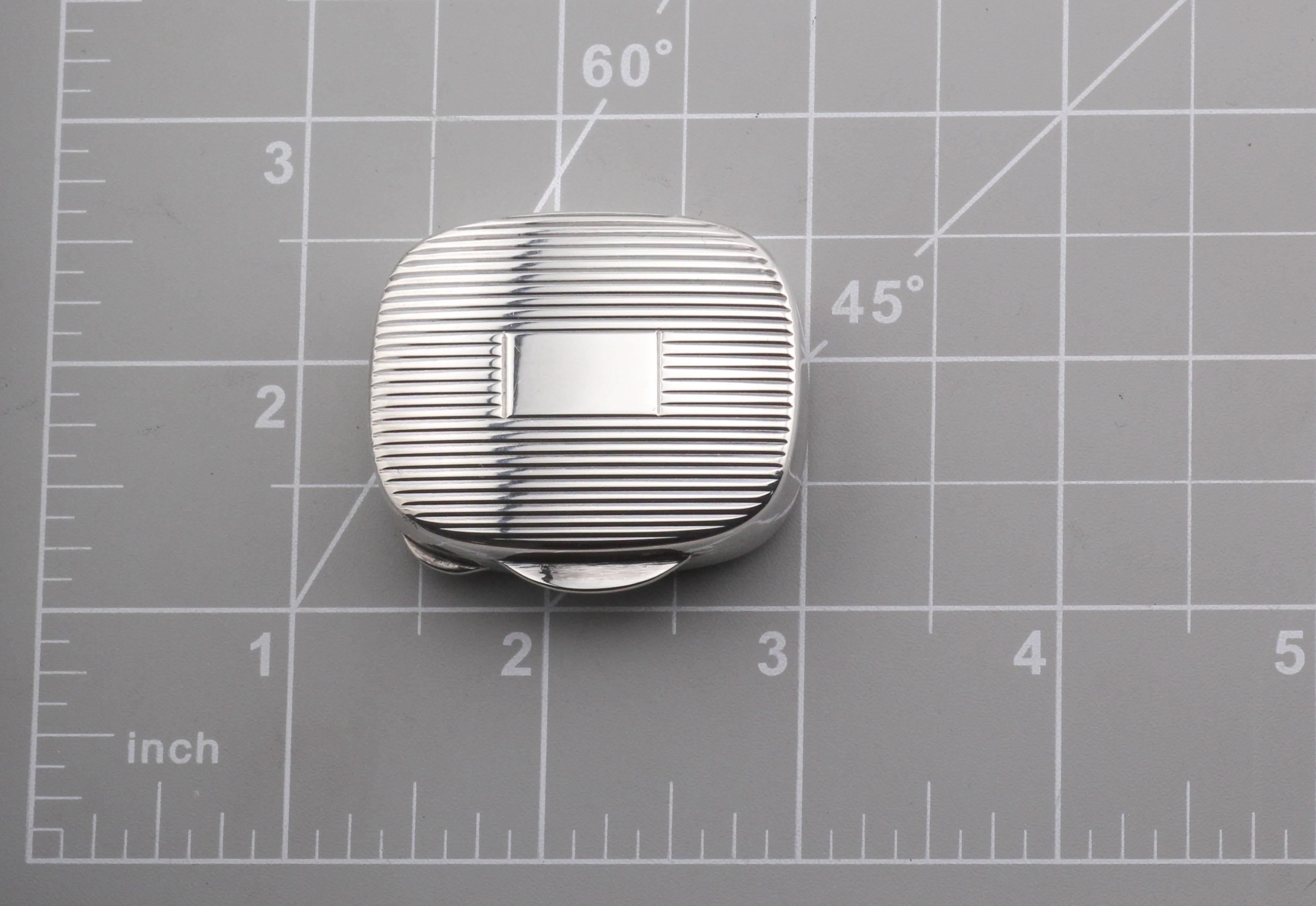 Tiffany & Co. Boîte à pilules rectangulaire vintage en argent sterling avec motif rayé en vente 7