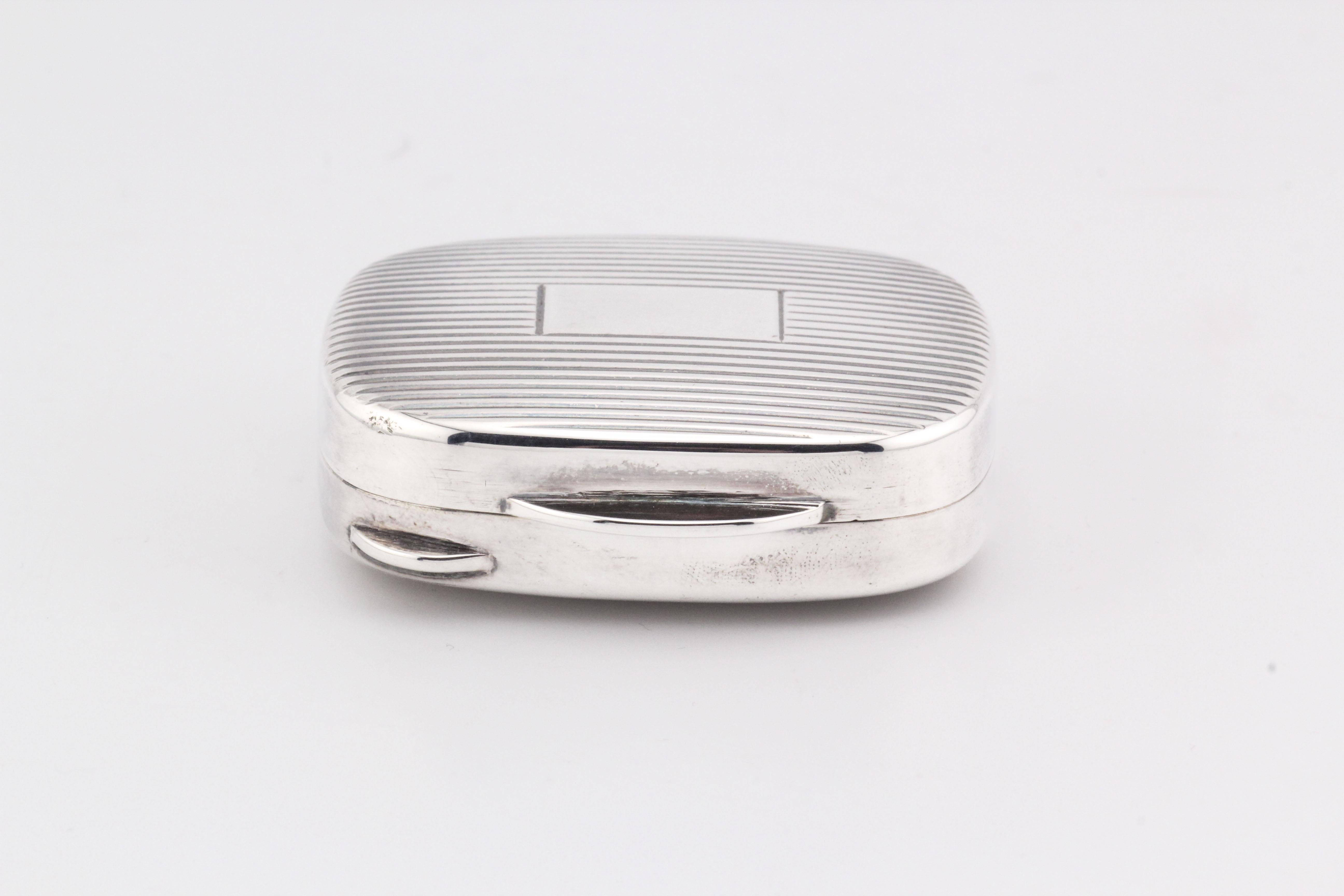 Présentation de la collection Tiffany & Co. Boîte à pilules rectangulaire vintage en argent sterling avec design rayé - un accessoire intemporel et exquis qui incarne l'héritage de l'artisanat renommé de Tiffany & Co. Cette boîte à pilules vintage