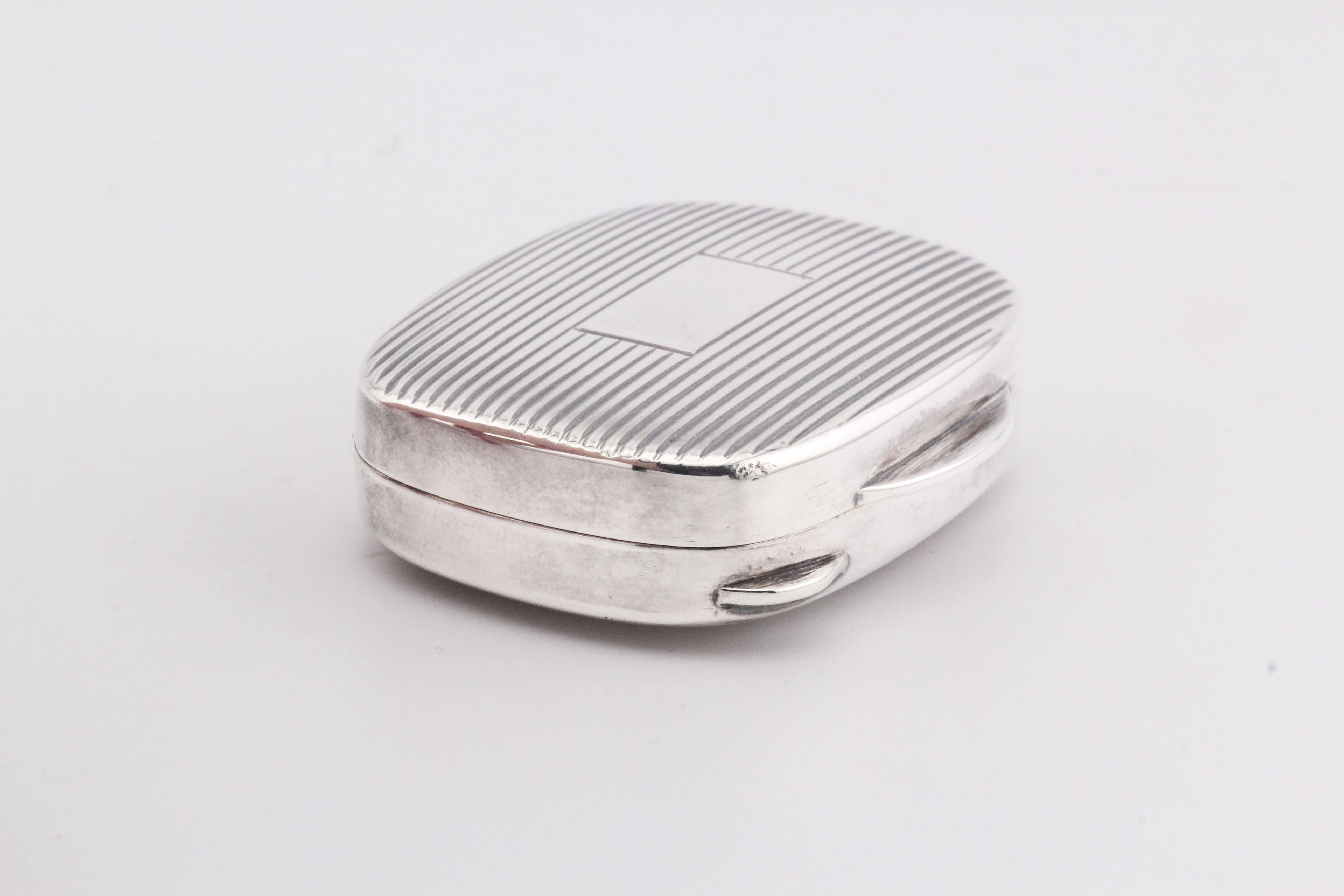 Tiffany & Co. Boîte à pilules rectangulaire vintage en argent sterling avec motif rayé Bon état - En vente à Simpsonville, SC