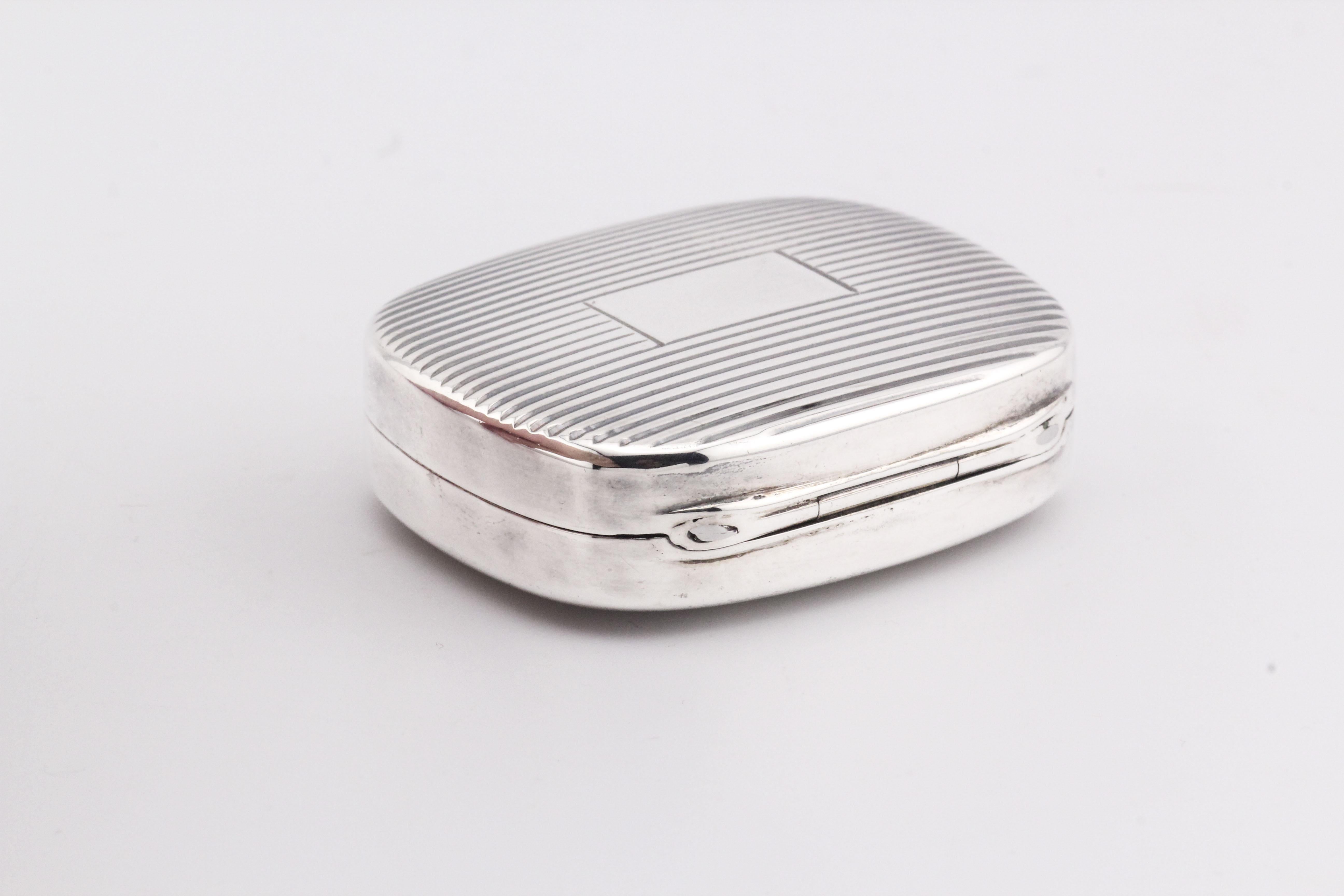 Tiffany & Co. Boîte à pilules rectangulaire vintage en argent sterling avec motif rayé en vente 1