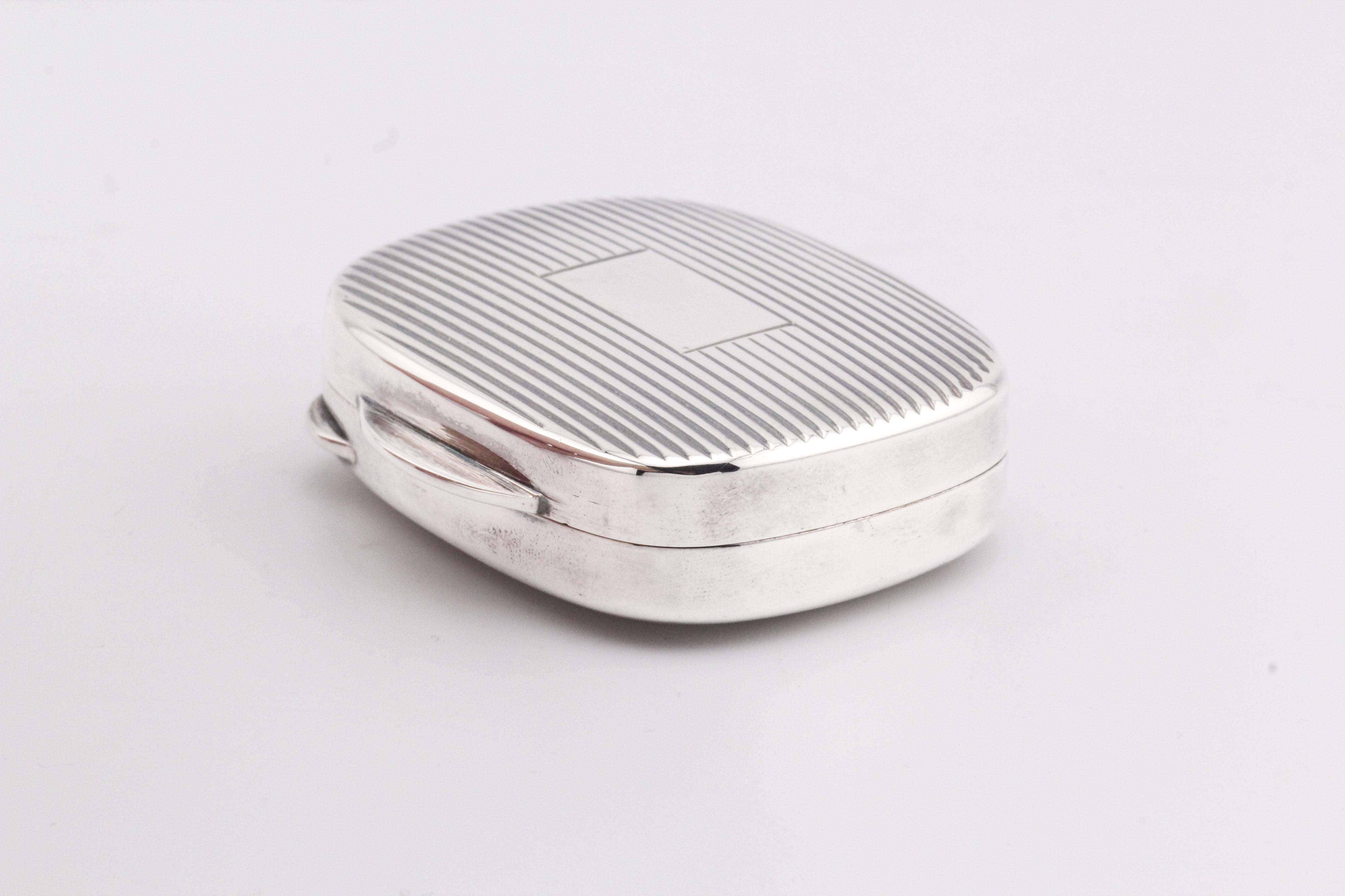 Tiffany & Co. Boîte à pilules rectangulaire vintage en argent sterling avec motif rayé en vente 2