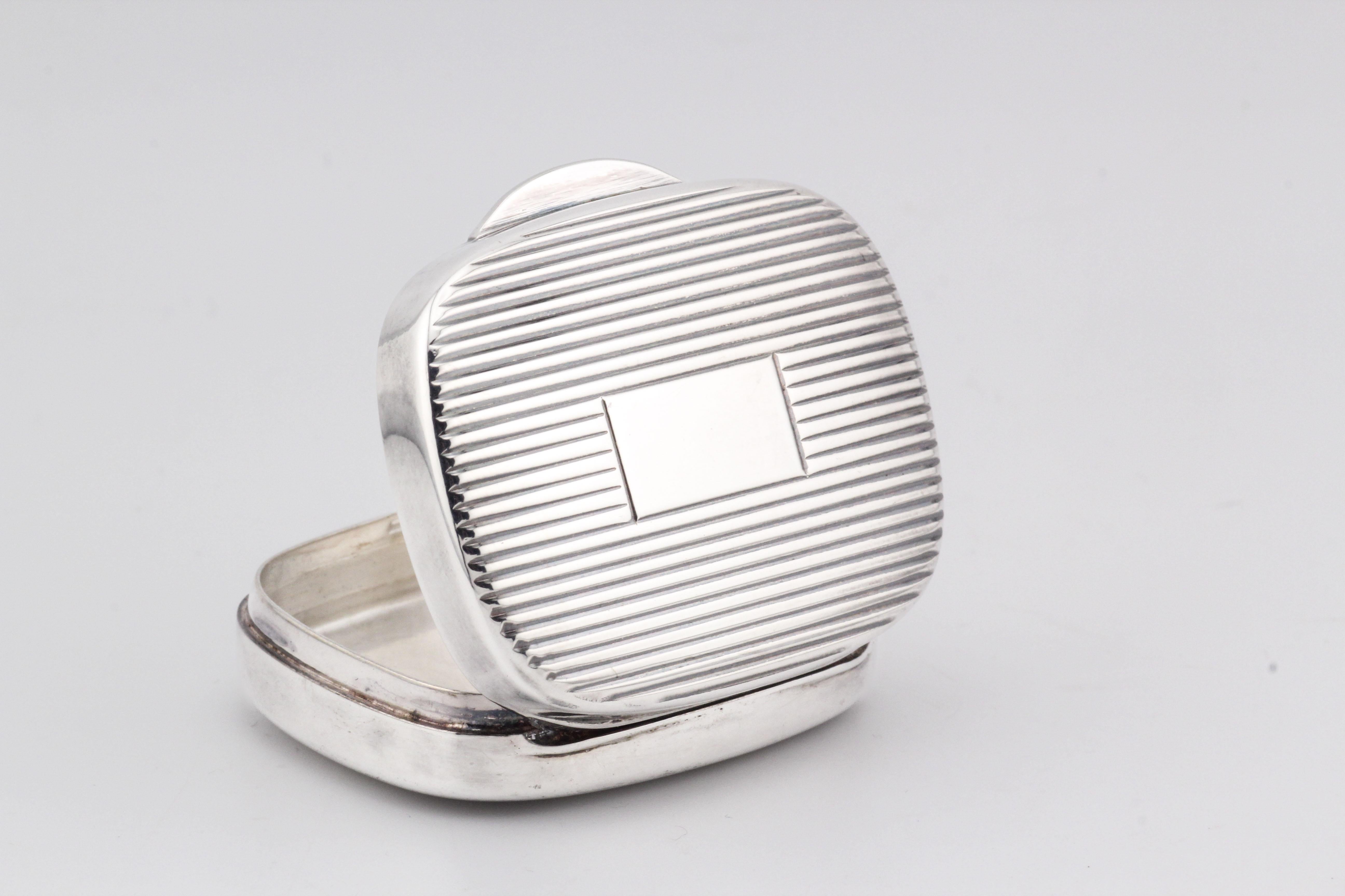 Tiffany & Co. Boîte à pilules rectangulaire vintage en argent sterling avec motif rayé en vente 3