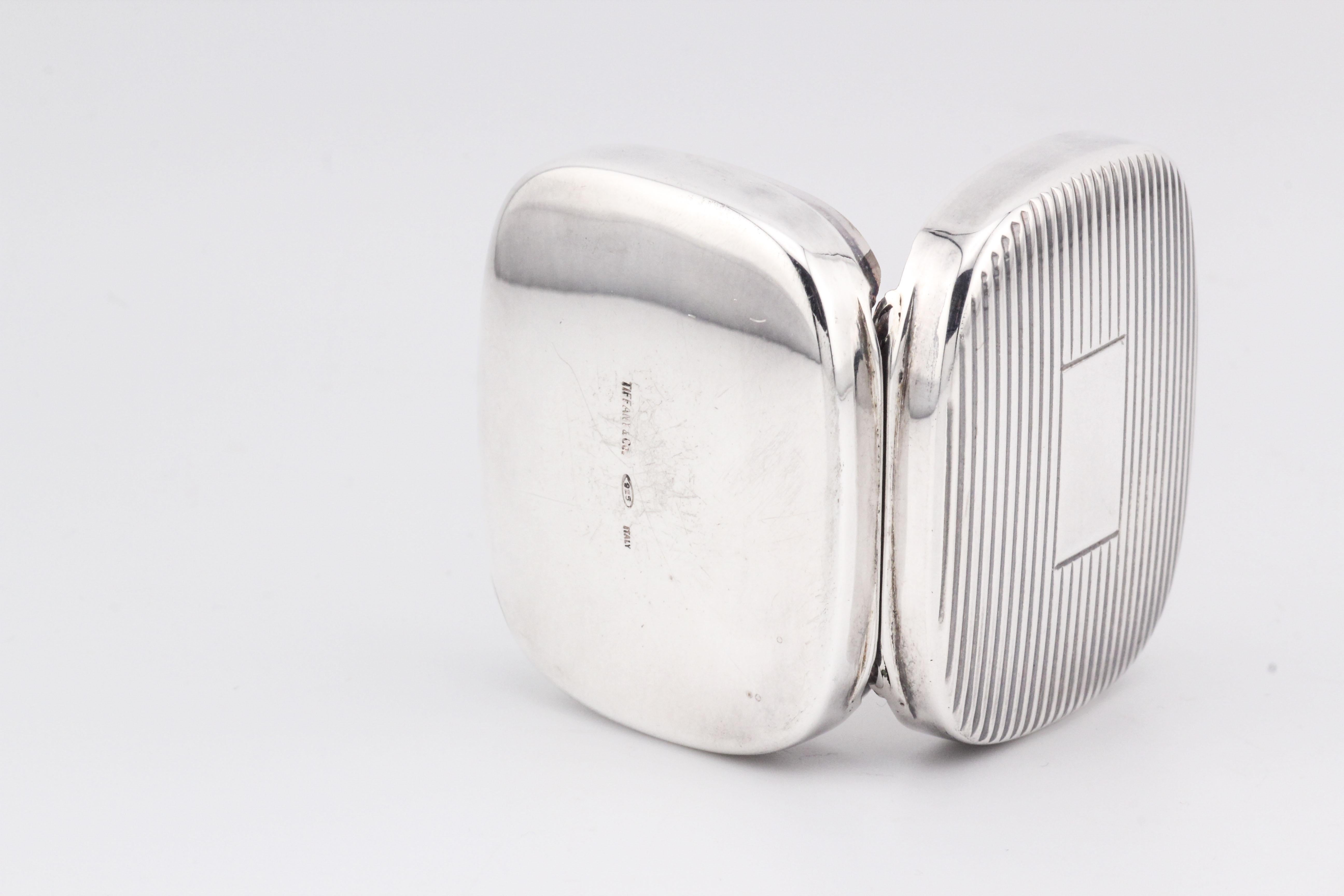 Tiffany & Co. Boîte à pilules rectangulaire vintage en argent sterling avec motif rayé en vente 4