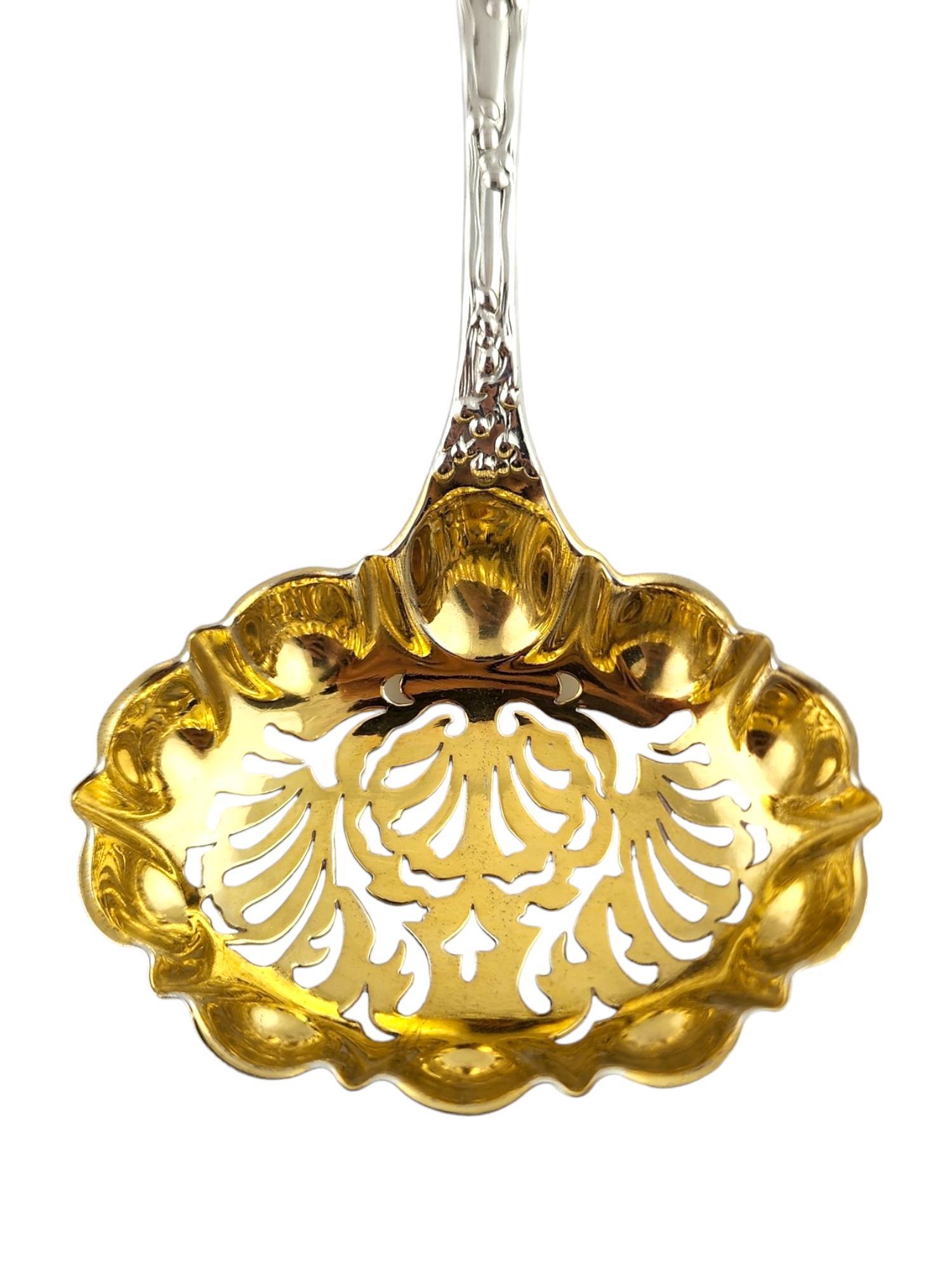 Tiffany & Co. in argento sterling con bordo a onda, piccolo setaccio per lo zucchero #18398 In condizioni buone in vendita a Washington Depot, CT