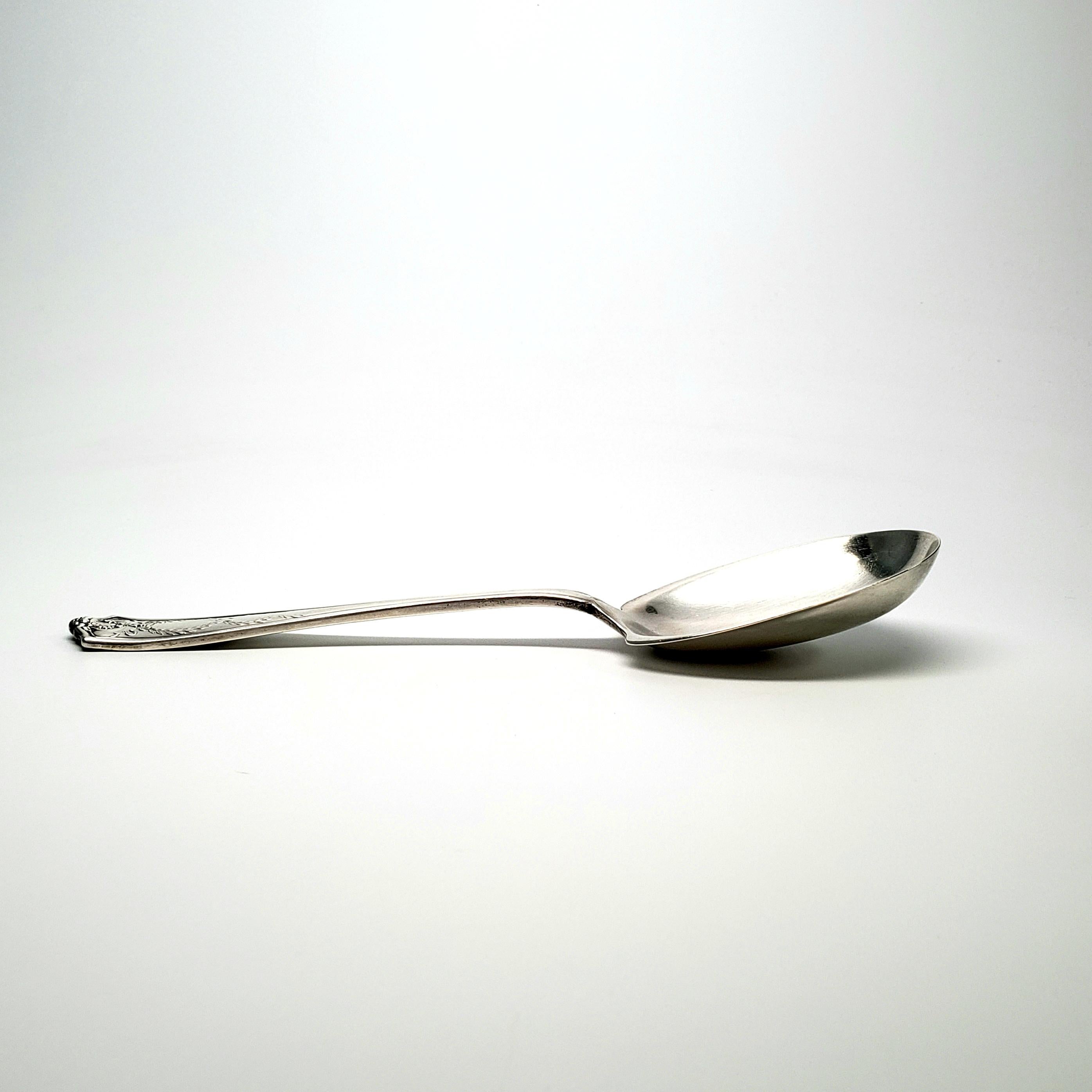 Antique sterling silver solid berry/casserole spoon by Tiffany & Co in the Winthrop pattern, c.1909.

Beautiful large and heavy serving spoon with no monogram.

Measures 9 1/4