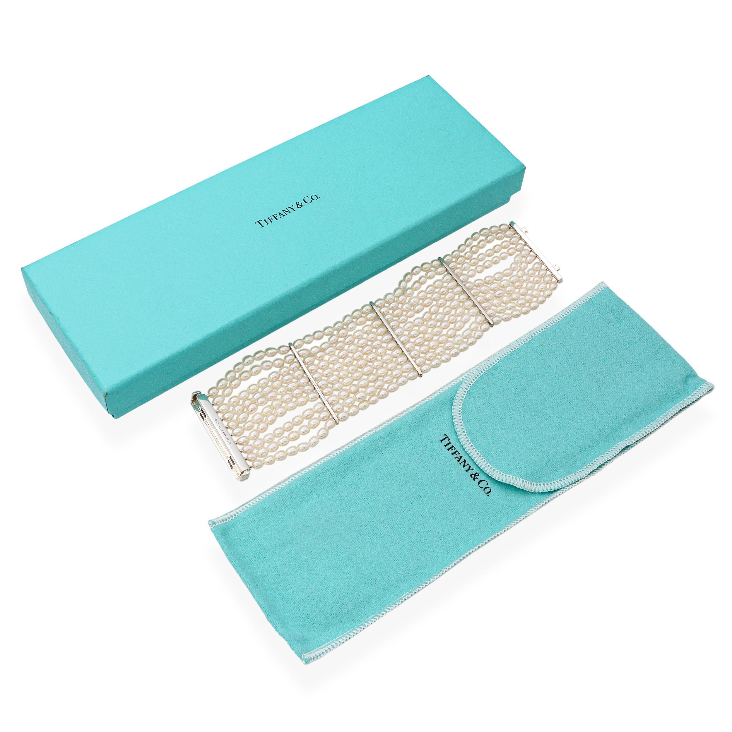 Tiffany & Co. Bracciale di perle d'acqua dolce a 10 file Ziegfeld in argento 925. Questo elegante braccialetto è caratterizzato da dieci file di perle d'acqua dolce, meticolosamente infilate e impreziosite da una minuteria in argento sterling. Il