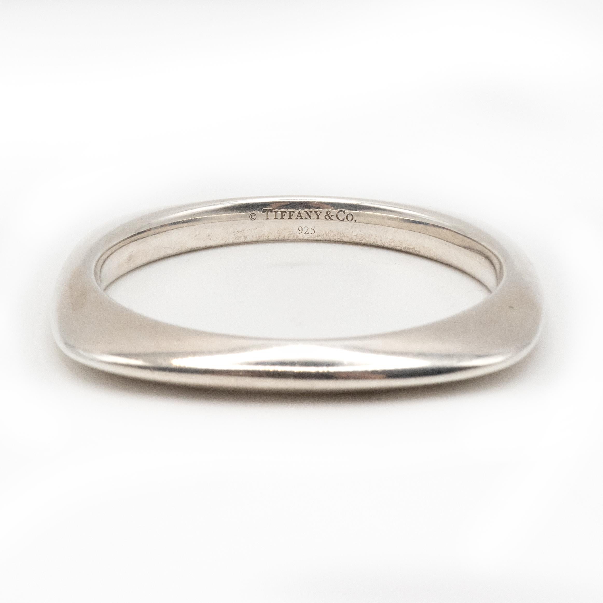 Autentico braccialetto quadrato a lama d'argento Tiffany & Co. 53,3 grammi circa 

Misure approssimative:
Circonferenza interna - 7,5 pollici 
Diametro interno - 2,4 pollici 
Spessore - 0,32 pollici

Punzoni: © TIFFANY & CO. 925