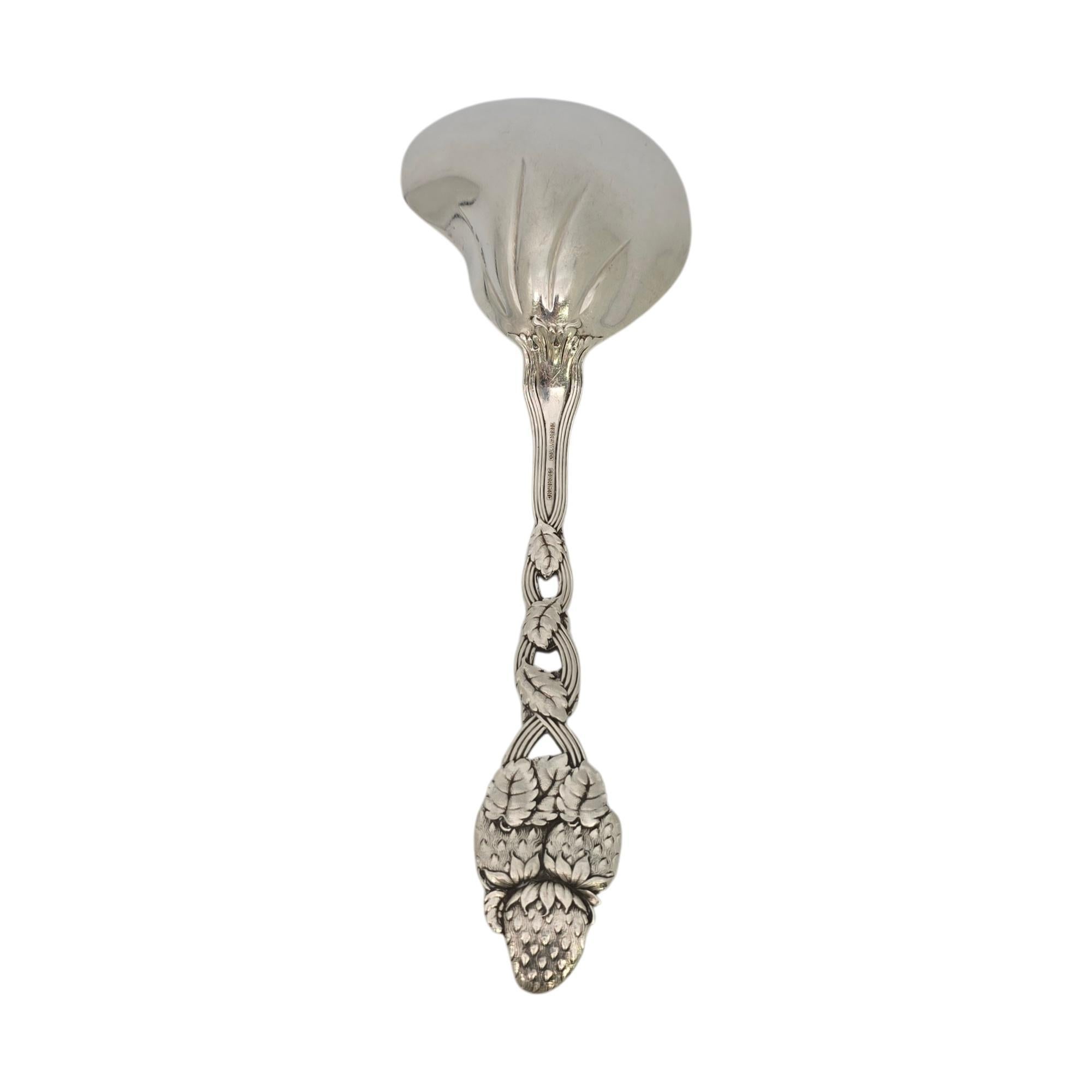 Antico cucchiaio da portata in argento sterling con bacche di Tiffany & Co. nel motivo Strawberry.

Nessun monogramma.

Il motivo Strawberry di Tiffany è stato introdotto nei primi anni del 1900. Questo cucchiaio presenta un manico con motivo a