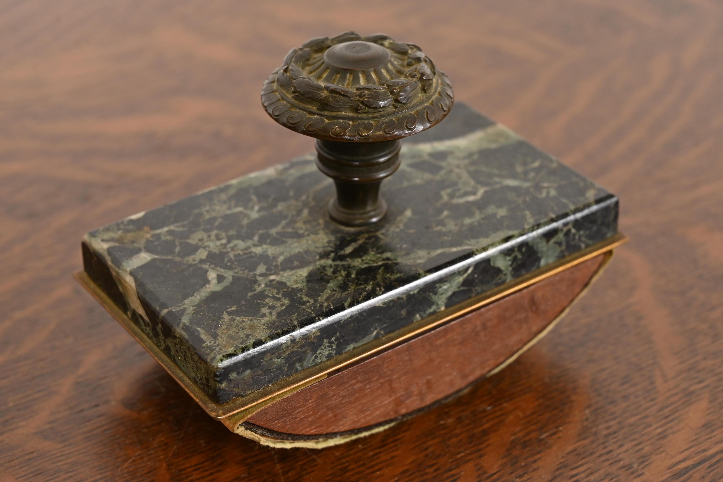 Un'eccezionale macchia d'inchiostro a dondolo in marmo di epoca Impero o Neoclassica con impugnatura a corona d'alloro in ottone

Alla maniera di Tiffany & Co.

Stati Uniti, fine del XIX secolo

Misure: 5,13