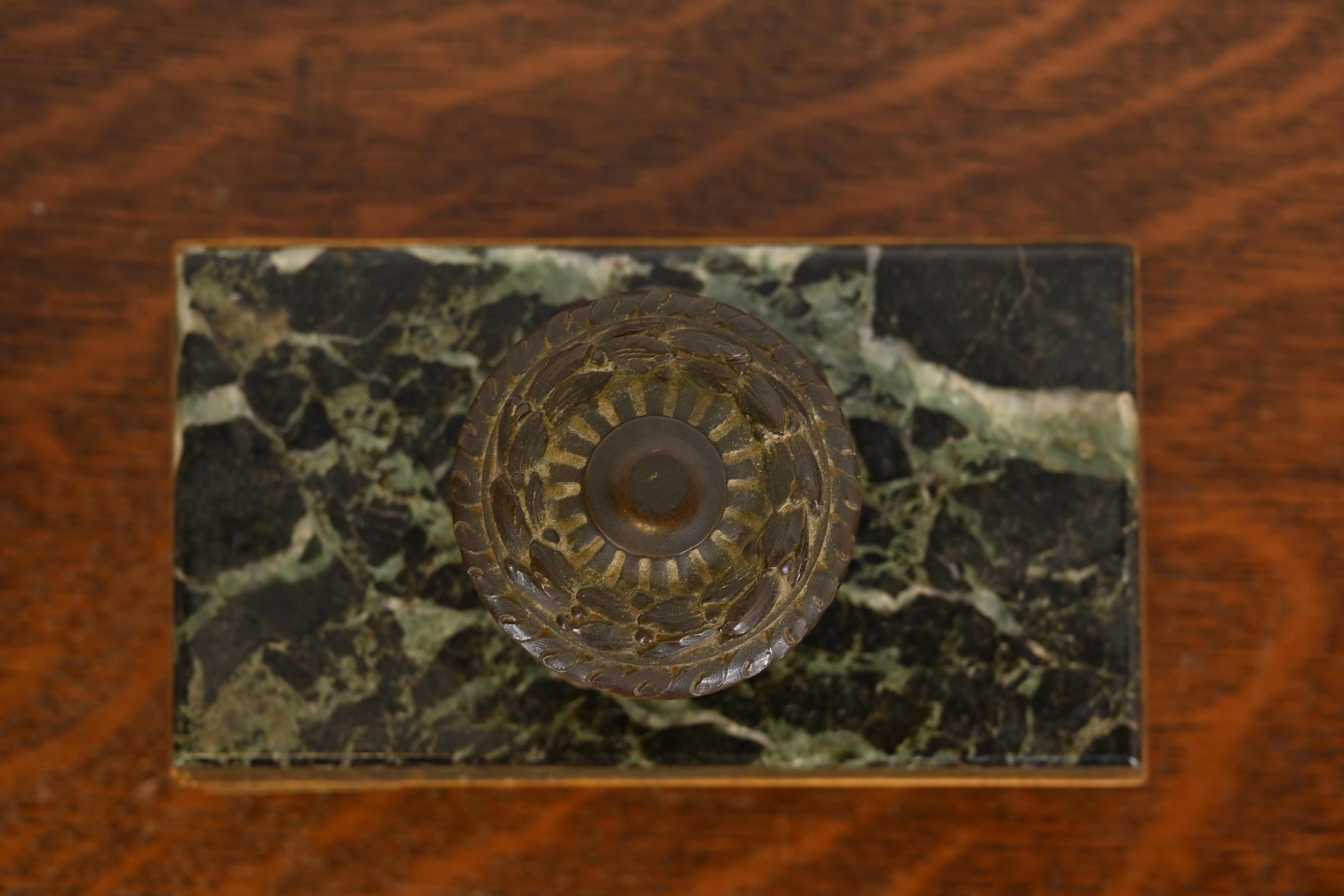 Ottone Tiffany & Co. Blotter a bilanciere in marmo stile Impero Antico con maniglia in ottone in vendita