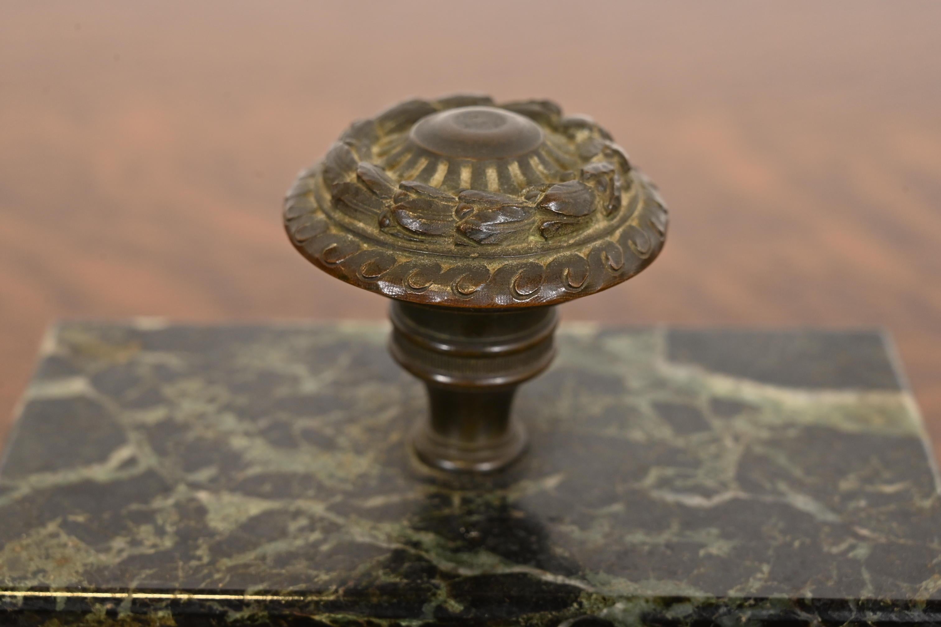 Tiffany & Co. Blotter a bilanciere in marmo stile Impero Antico con maniglia in ottone in vendita 1