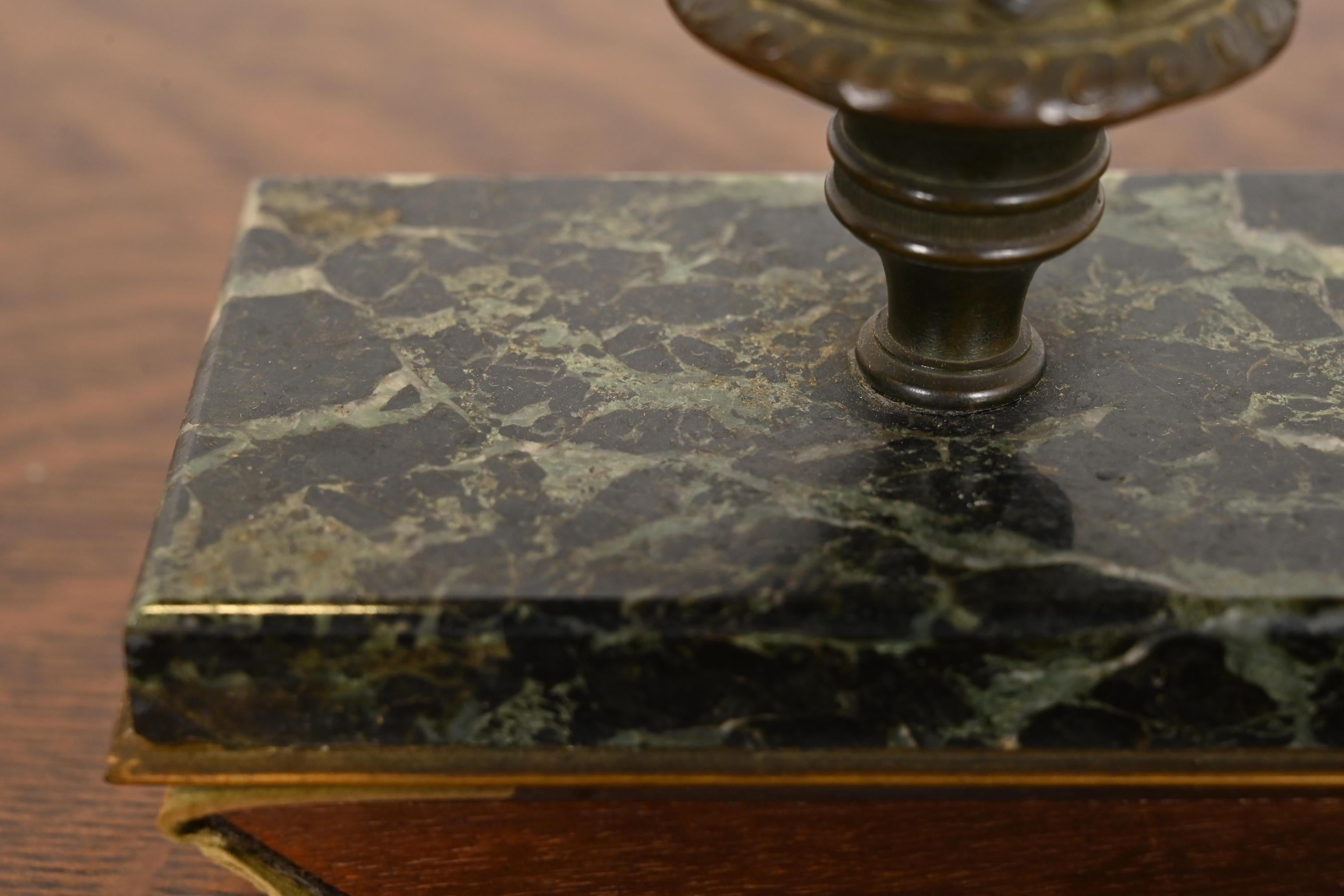Tiffany & Co. Blotter a bilanciere in marmo stile Impero Antico con maniglia in ottone in vendita 2