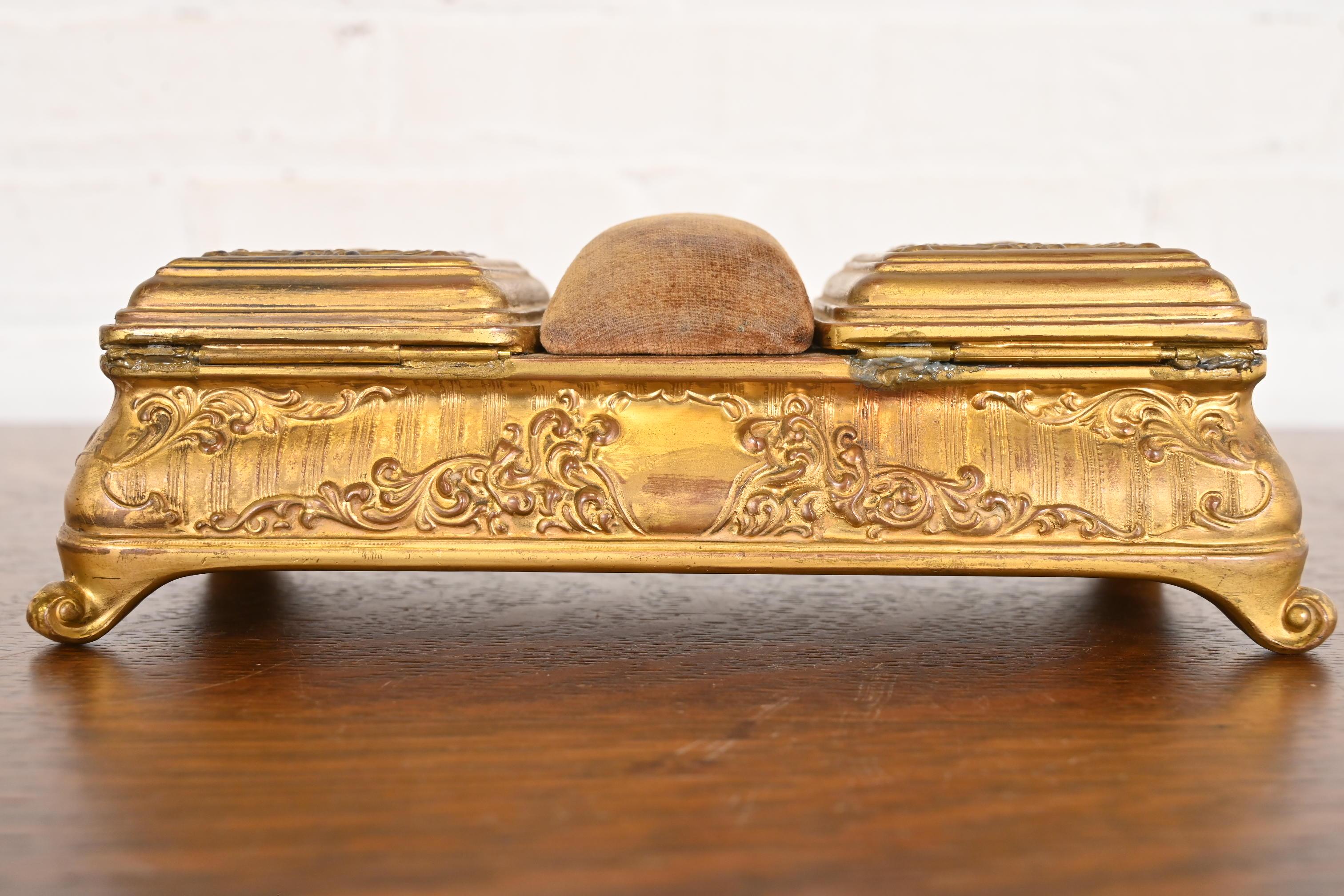 Tiffany & Co. Boîte à bijoux de style Antique French Repousse Bronze Doré en vente 4