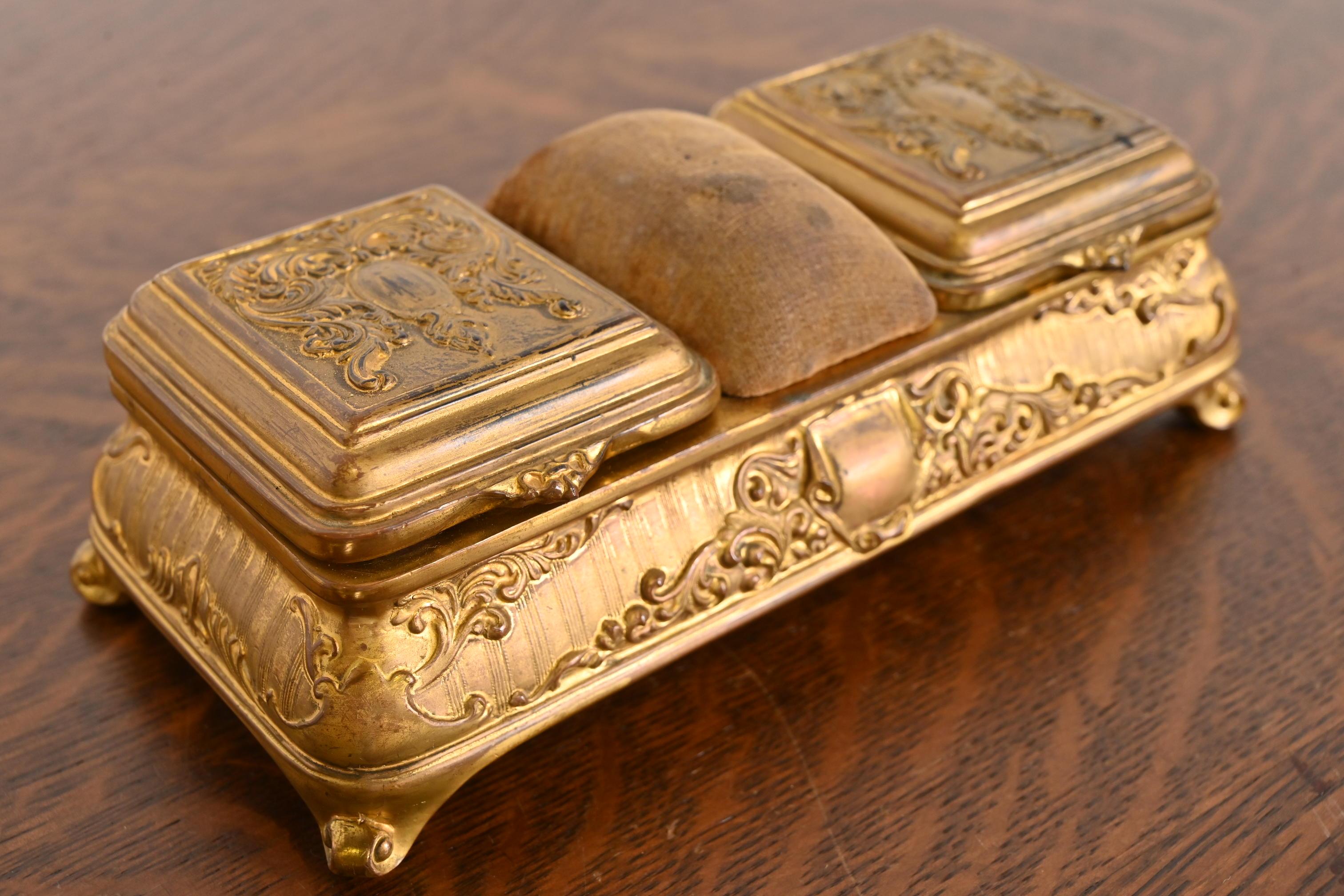 Magnifique boîte à vêtements, boîte à bijoux ou boîte décorative ancienne en bronze doré Repousse à trois compartiments.

À la manière de Tiffany & Co.

France, Vers la fin du 19e siècle

Dimensions : 8,5 