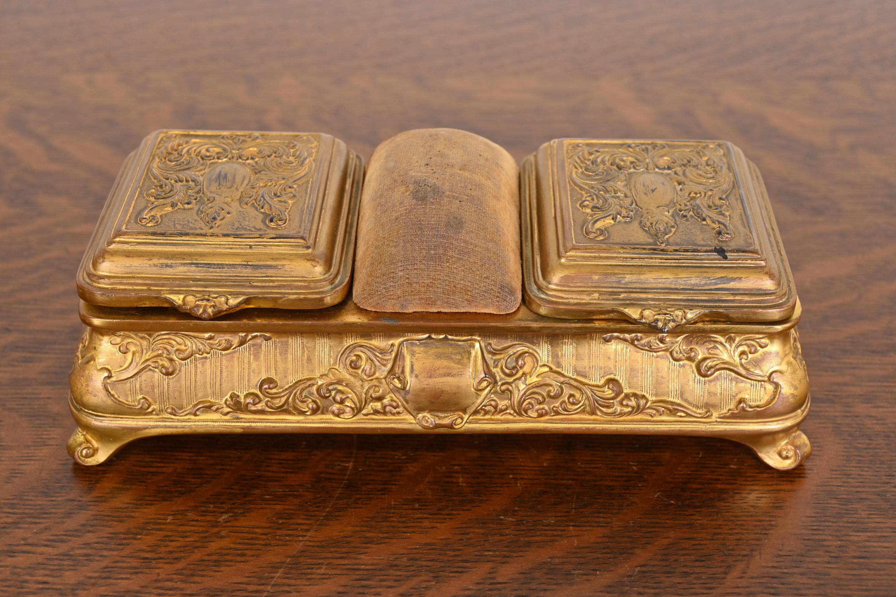 Art nouveau Tiffany & Co. Boîte à bijoux de style Antique French Repousse Bronze Doré en vente