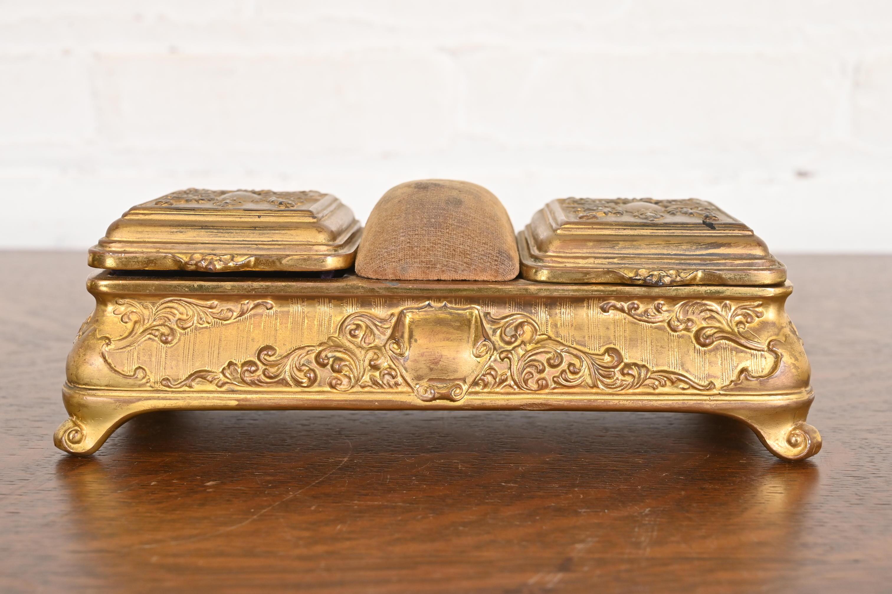 Français Tiffany & Co. Boîte à bijoux de style Antique French Repousse Bronze Doré en vente