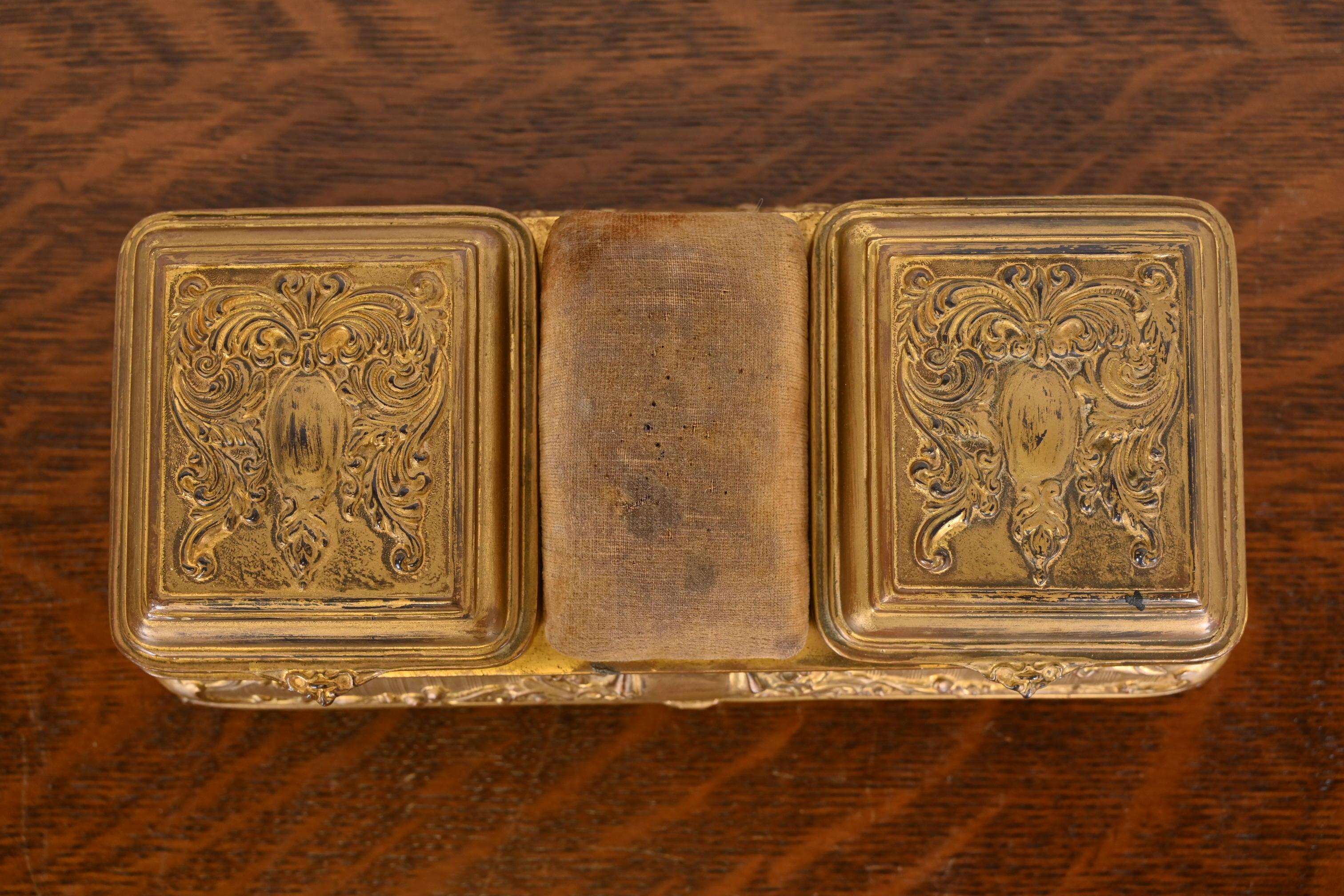 XIXe siècle Tiffany & Co. Boîte à bijoux de style Antique French Repousse Bronze Doré en vente