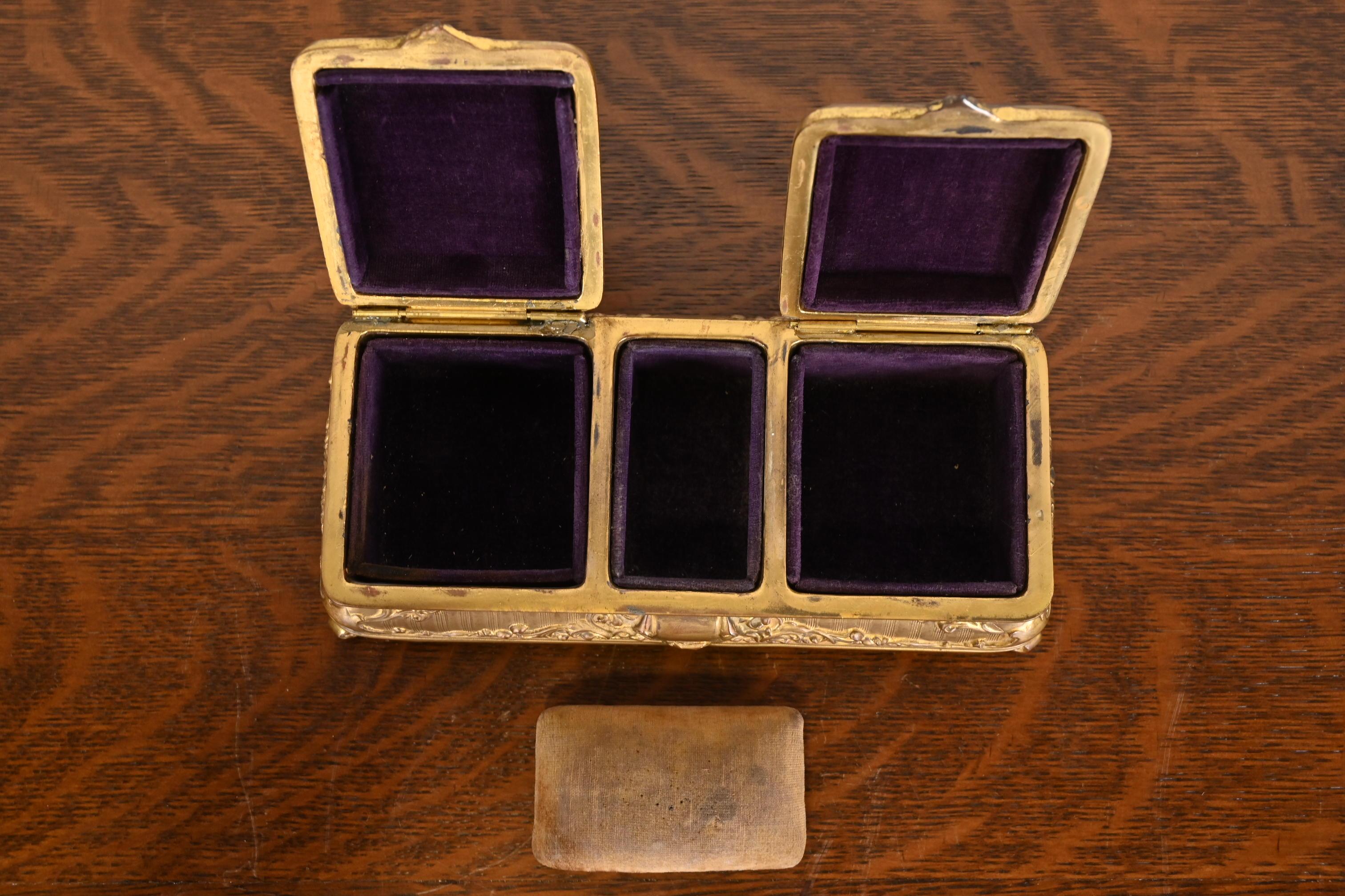 Tiffany & Co. Boîte à bijoux de style Antique French Repousse Bronze Doré en vente 1