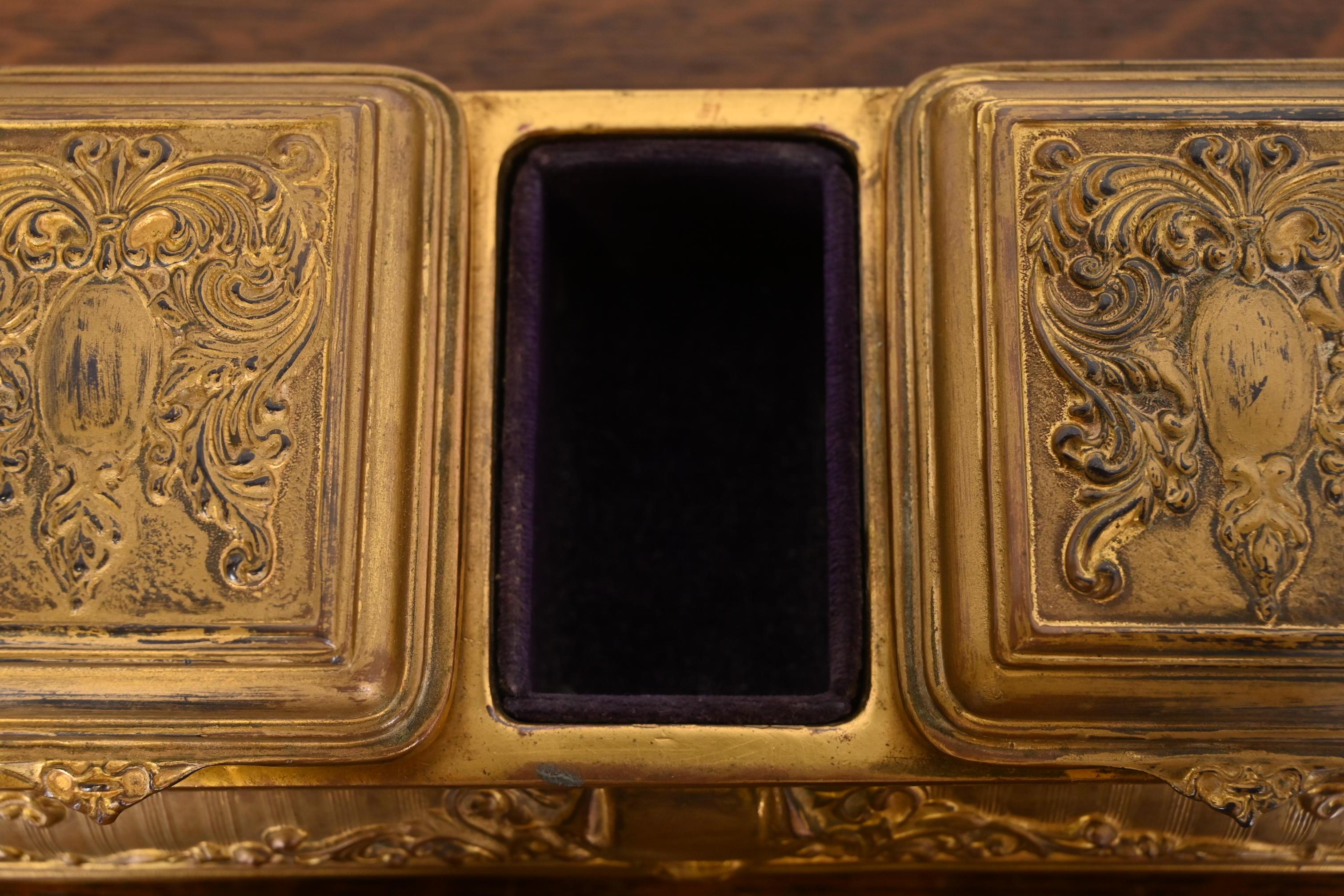 Tiffany & Co. Boîte à bijoux de style Antique French Repousse Bronze Doré en vente 2