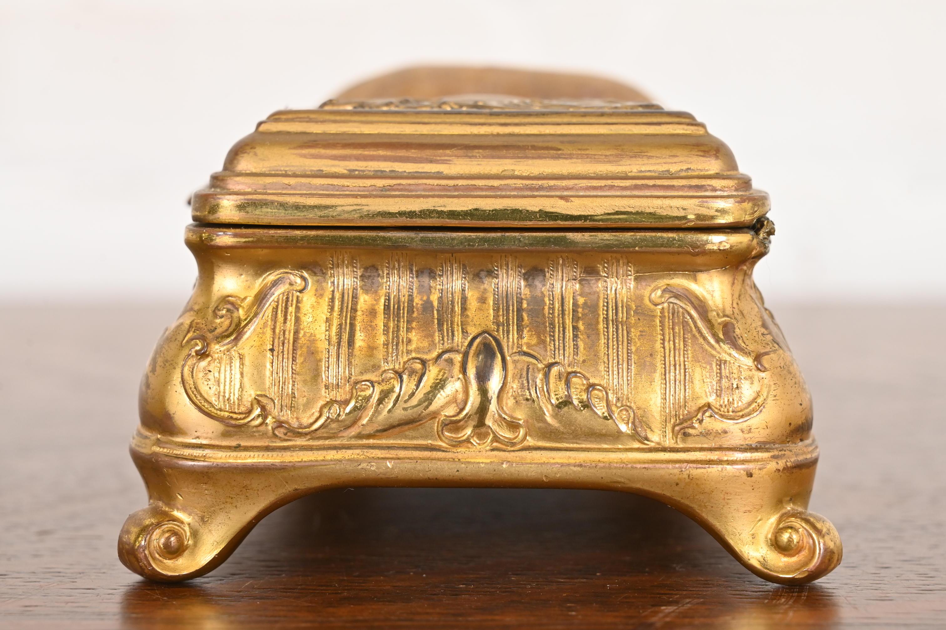 Tiffany & Co. Boîte à bijoux de style Antique French Repousse Bronze Doré en vente 3