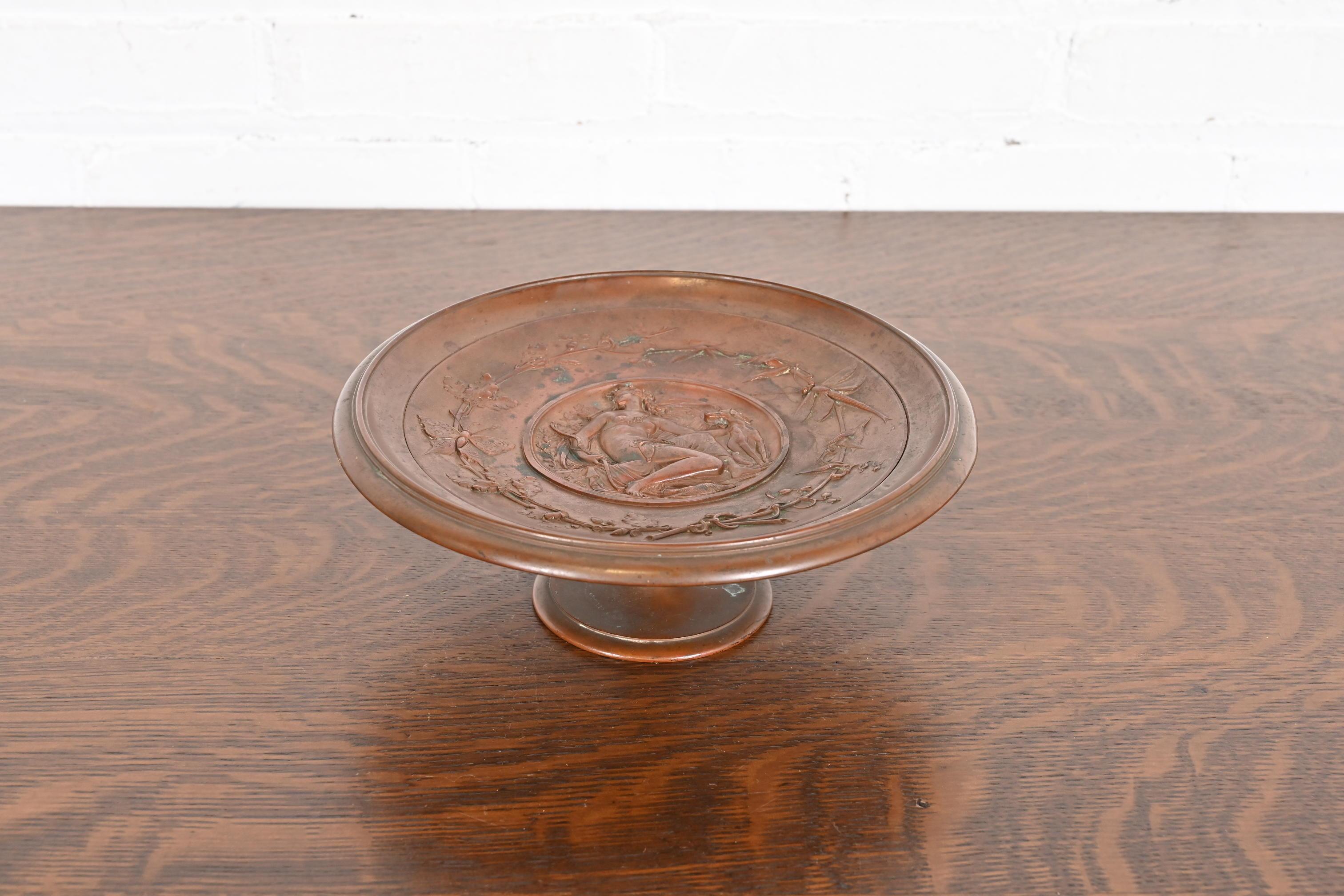 A gorgeous antique Victorian or Neoclassical patinated copper footed centerpiece dish or tazza with huntress

In the manner of Tiffany & Co.

USA, Circa 1900

Measures: 9.75