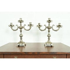Tiffany & Co. Candelabri a tre luci in stile antico vittoriano in silverplate, coppia