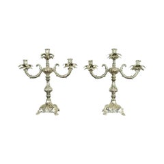 Tiffany & Co. Candelabri a tre luci in stile antico vittoriano in silverplate, coppia