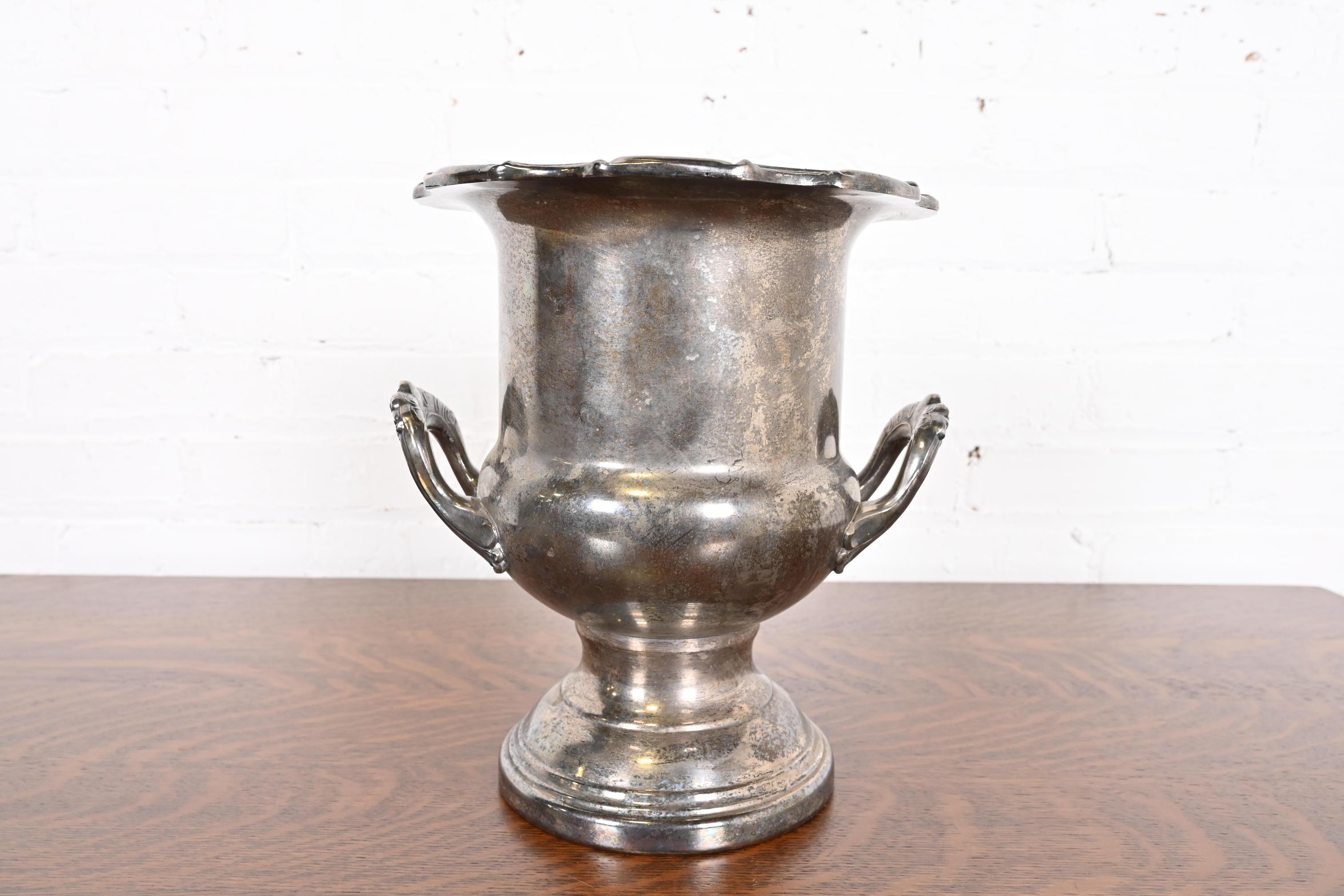 Una magnífica cubitera, enfriador de vino o cubitera Art Decó vintage de chapa de plata

A la manera de Tiffany & Co.

Por Leonard

Alrededor de 1940

Medidas: 10