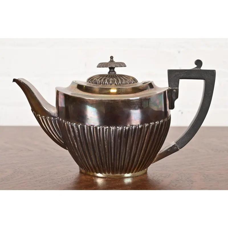 Magnifique bouilloire ou cafetière ancienne en métal argenté de style Art Déco ou Victorien. 

À la manière de Tiffany & Co.

Par Civic

Angleterre, Circa Early 20th Century

Dimensions : 10,75 