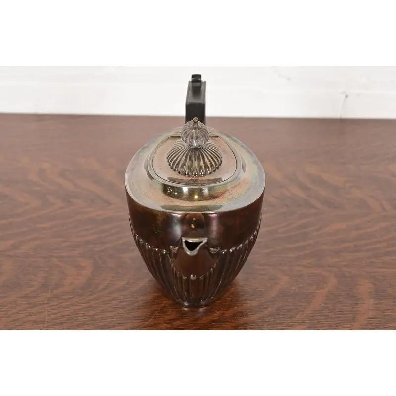 20ième siècle Tiffany & Co. Bouilloire ou cafetière en métal argenté de style Art Déco en vente