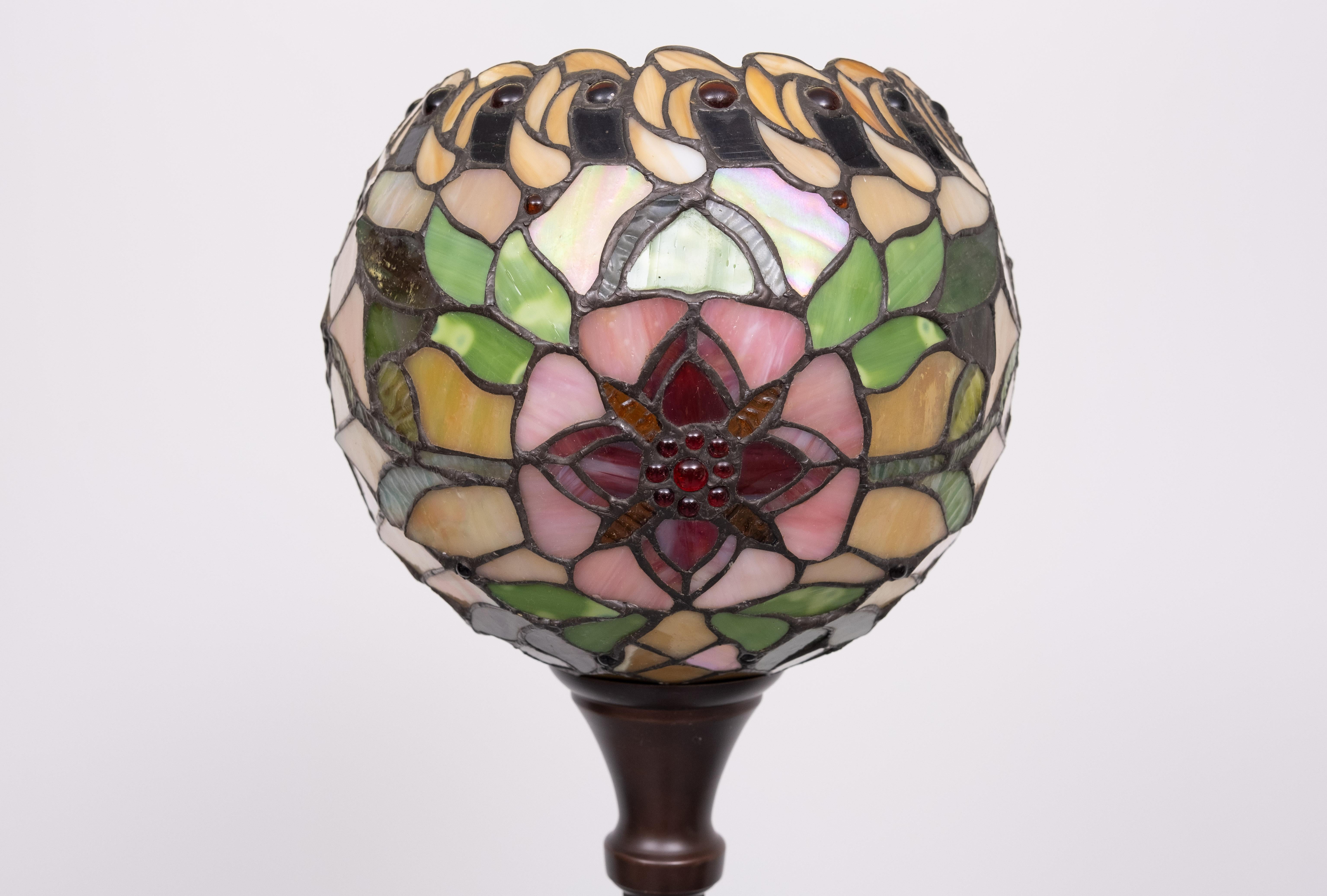 Montante de color bronce ,viene con una vidriera hecha a mano 
sombra , Base de gres . Hermoso tono de color ,da un muy bonito 
efecto cuando tapa . muy buen estado . Tiffany & Co. con estilo .
Se necesita una bombilla E27 grande .
