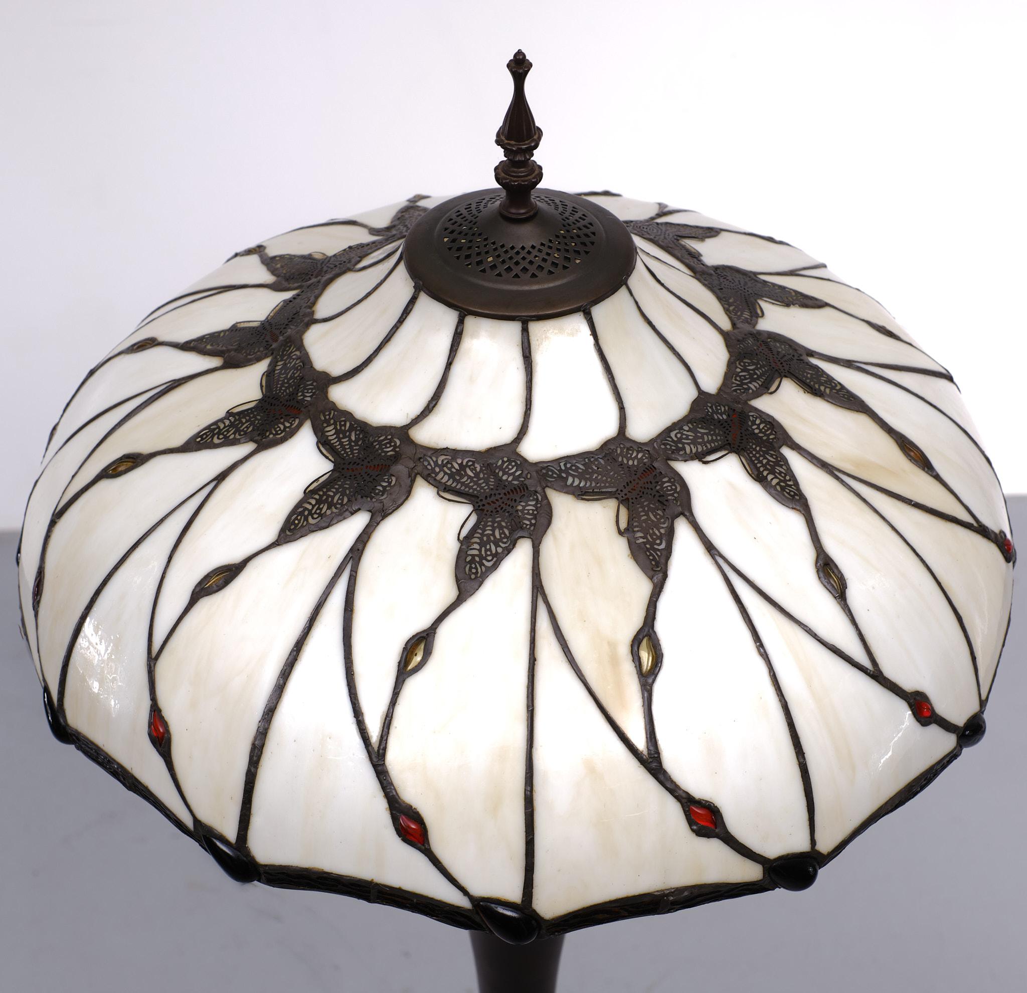 Great looking floor lamp, bronze color floor lamp, comes with a handmade butterfly 
glass stain shade. 3 Large E27 Led bulbs included. Pull down switch for each bulb,
Jugendstil style.