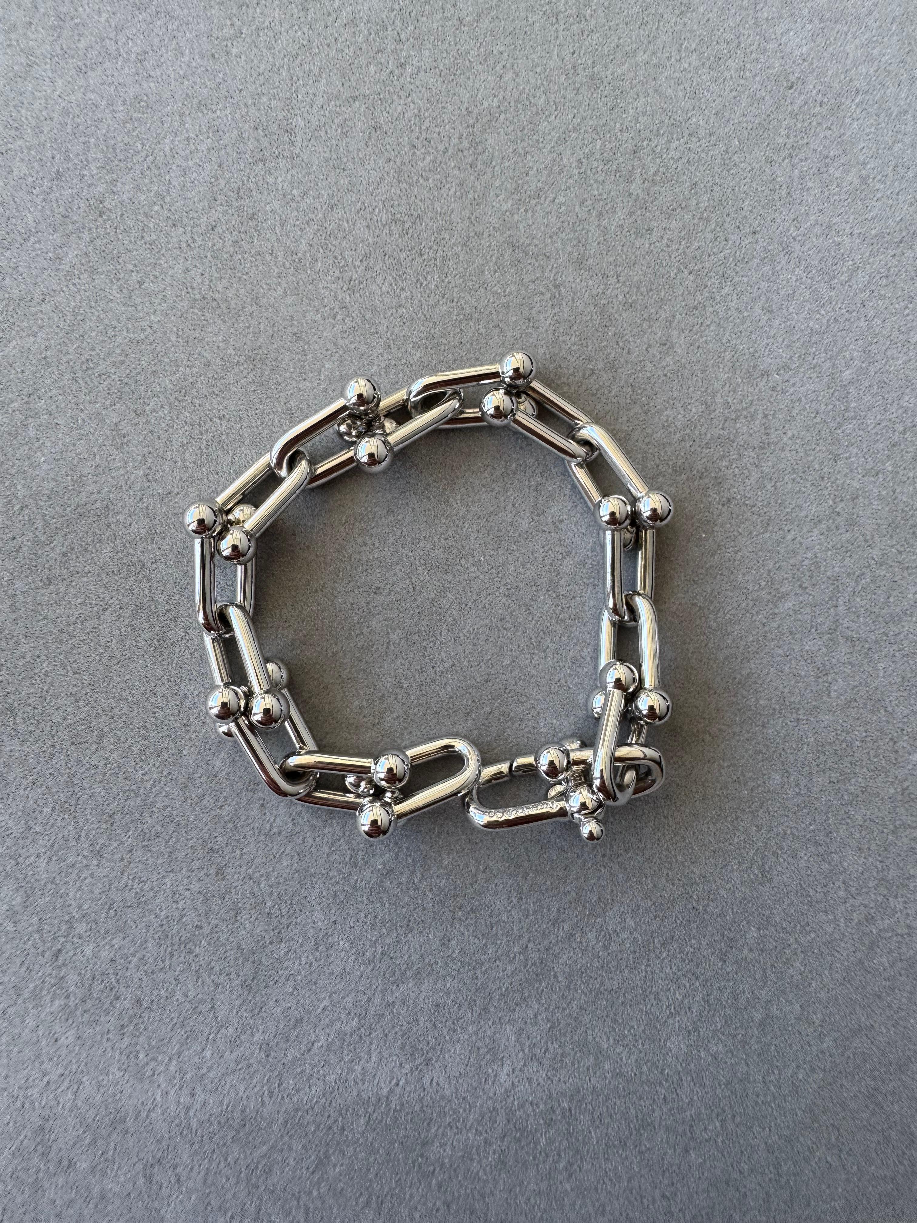 Tiffany & Co. Style Hardware Collection Sterling Silber 925 Großes Gliederarmband
Gebraucht Exzellenter Zustand 
Bitte überprüfen Sie alle Fotos von Signaturen, Marken, Verschluss, Gewicht, Länge und Zustand
Großartiges Armband aus 925er