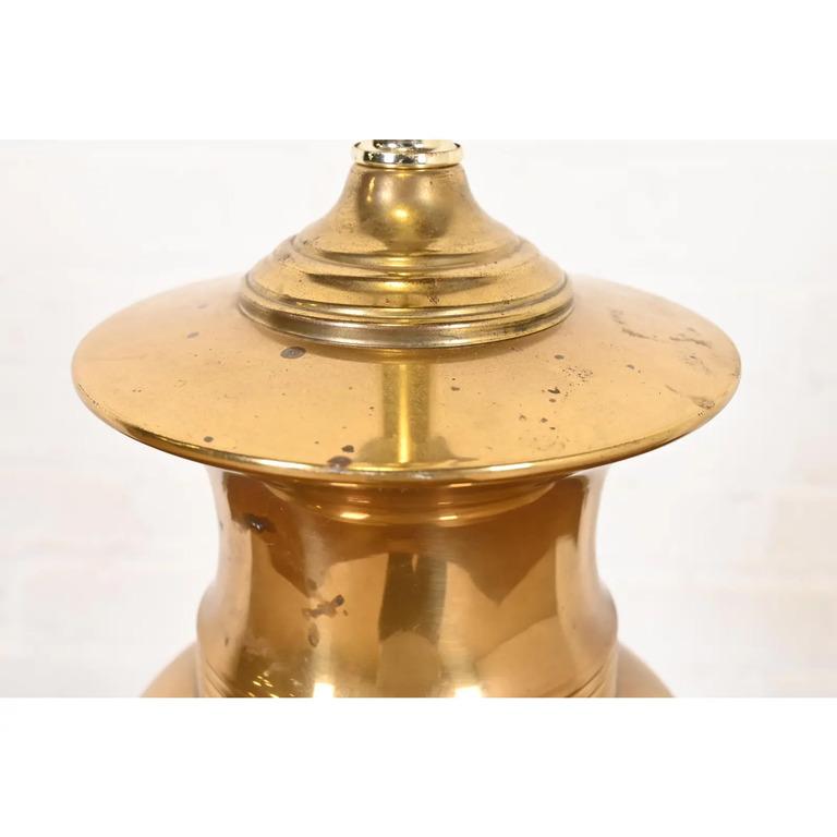 Tiffany & Co. Estilo Hollywood Regency de mediados de siglo Lámpara de mesa grande de latón en venta 1