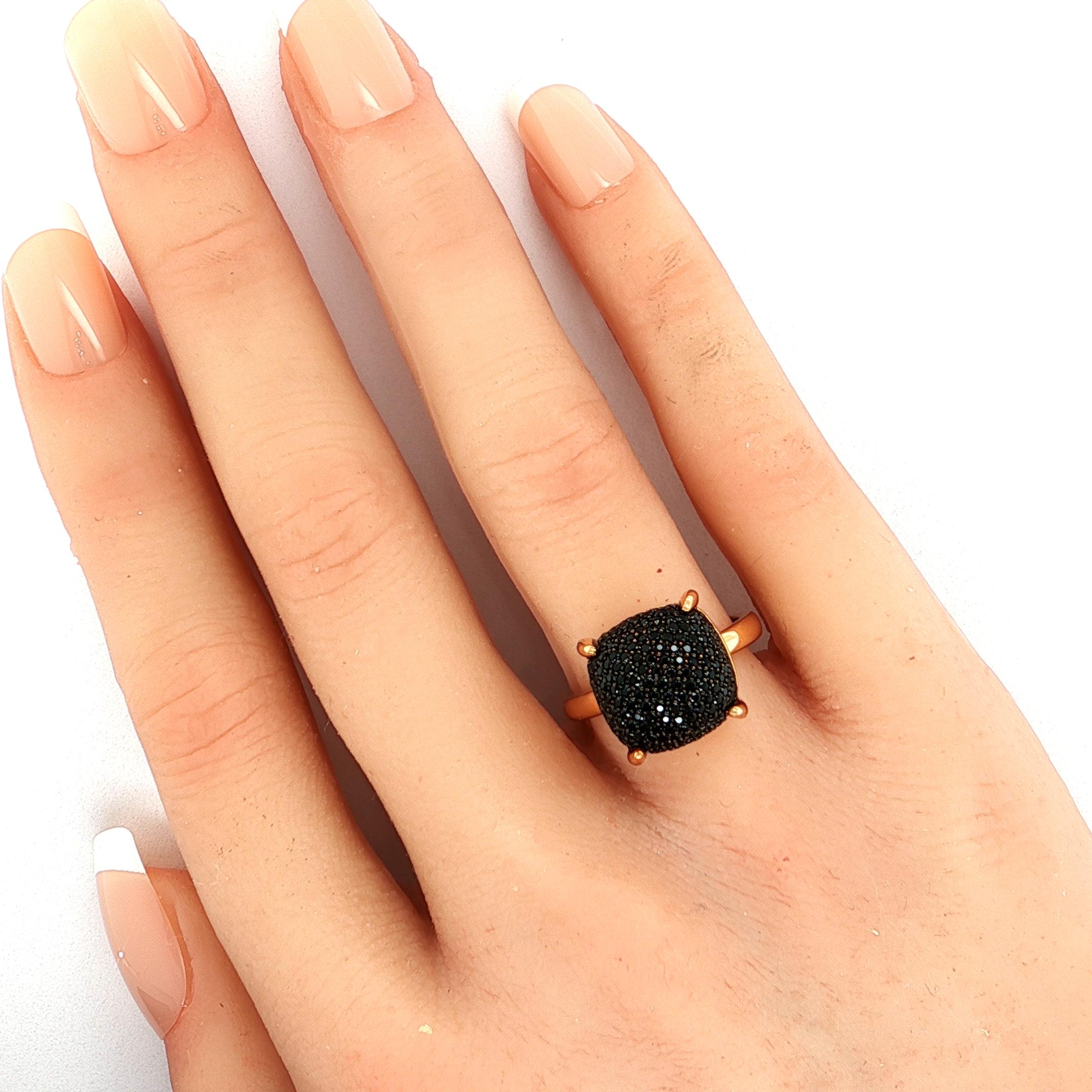 Questo straordinario esemplare da collezione di Tiffany & Co. L'anello Sugar Stacks Picasso presenta un'audace gemma di spinello nero incastonata in un lussuoso oro rosa 18 carati. Parte della celebre collezione Paloma Picasso, il design Sugar