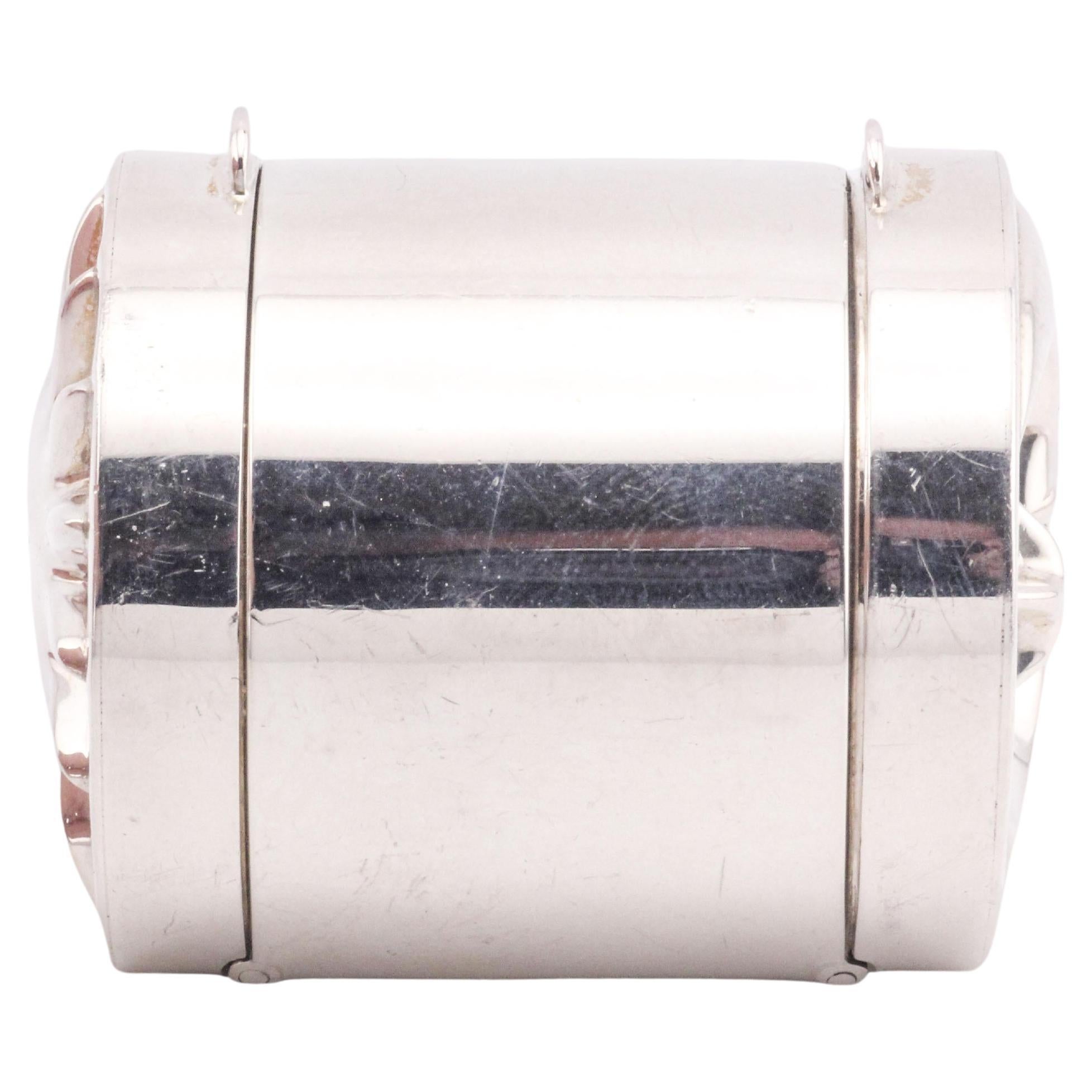 Présentation de la collection Tiffany & Co. Le pilulier cylindrique à deux faces Sun Moon en argent sterling - un chef-d'œuvre d'inspiration céleste qui marie harmonieusement la fonction et le design poétique. Fabriqué par la célèbre maison Tiffany