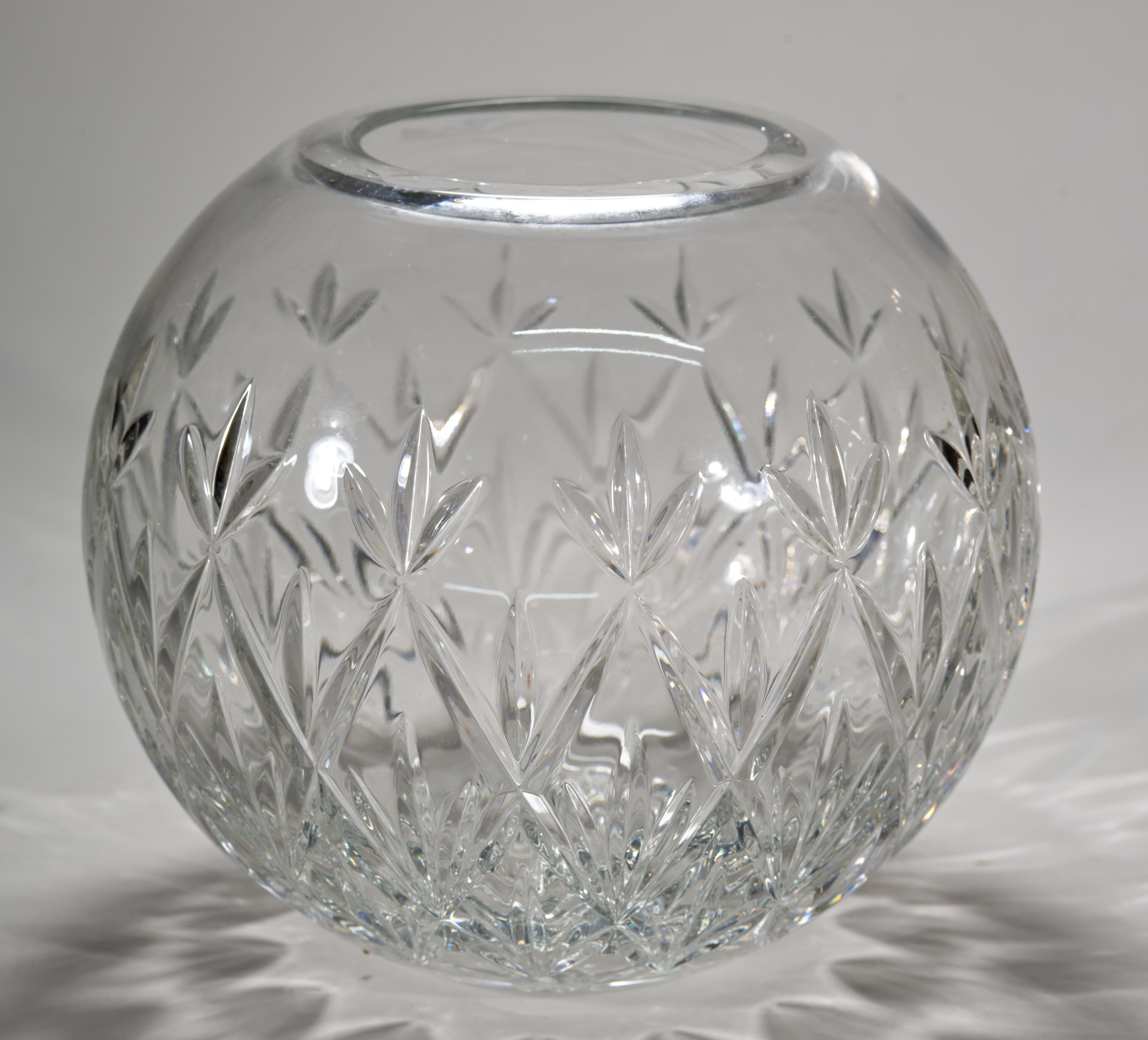 Il vaso a forma di ciotola in cristallo a taglio rotondo presenta un design a ventaglio con diamante tagliato e un motivo a forma di fiore tagliato sul fondo. Sulla parte inferiore è riportata la scritta 