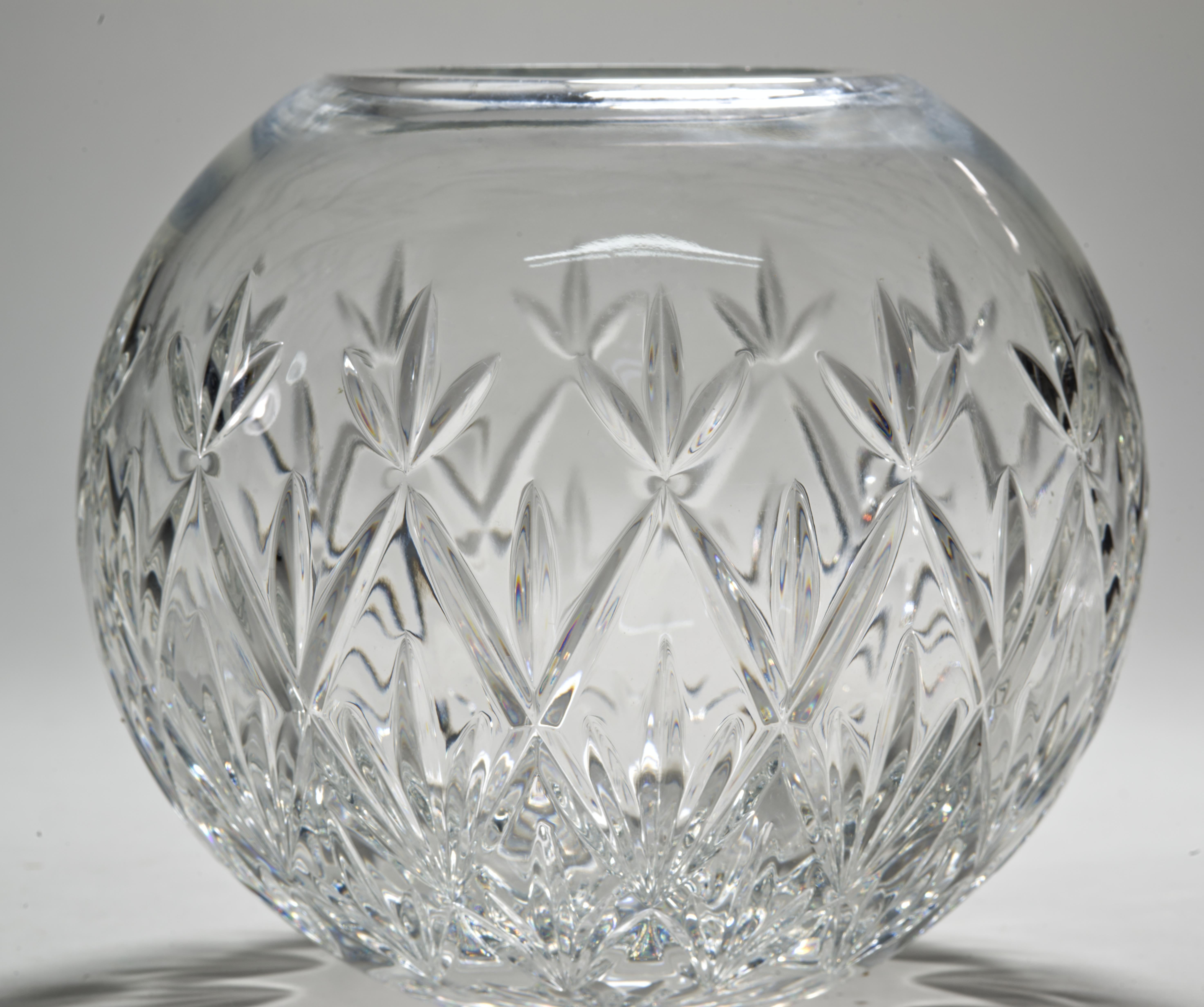 Cristallo Tiffany & Co. Vaso a ciotola Sybil Cut Clear Crystal Round Rose Bowl in vendita
