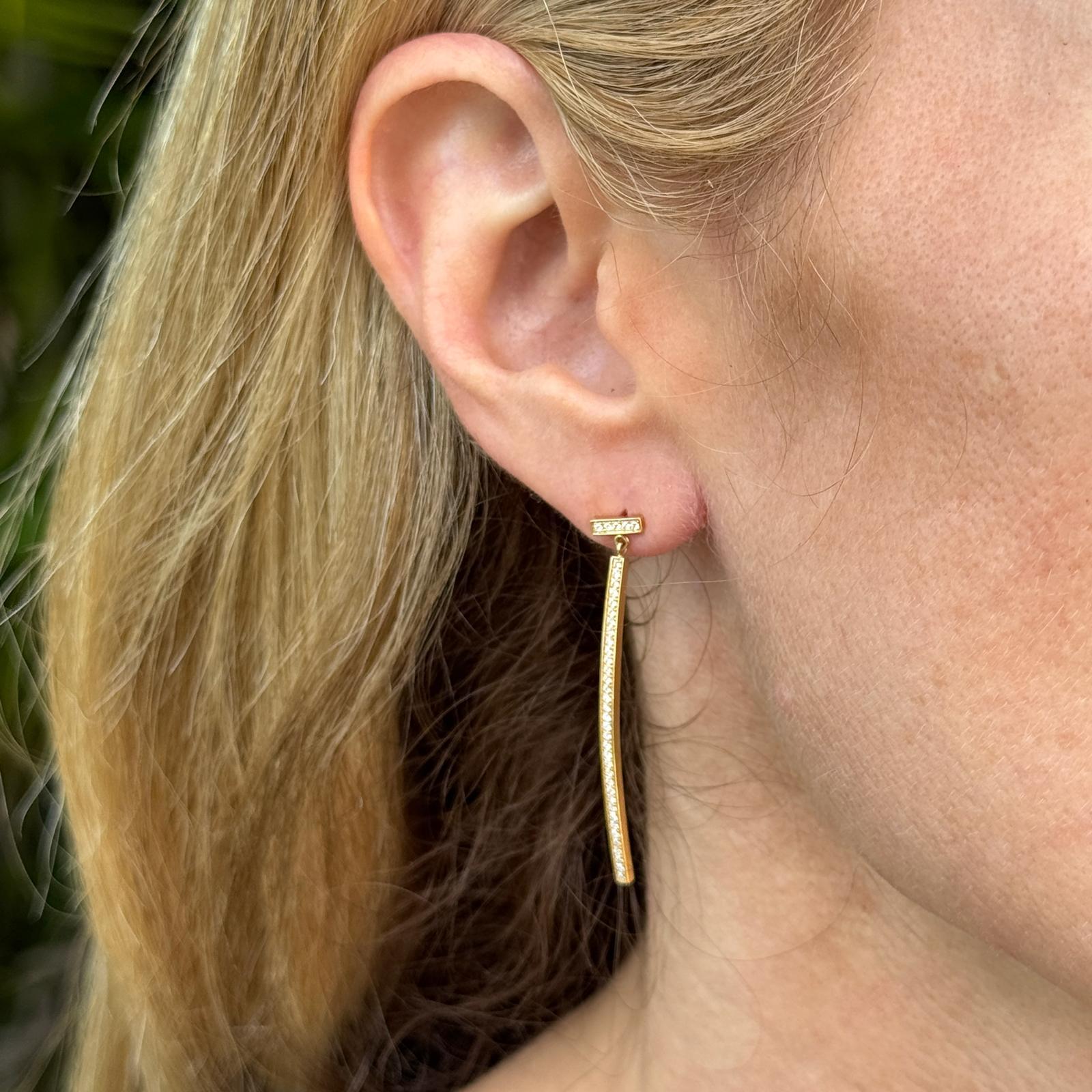 Taglio brillante Tiffany & Co. Orecchini a goccia con diamante T Bar in oro giallo 18 carati in vendita
