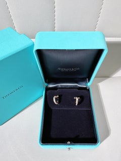 Tiffany & Co. Collezione T: orecchini a cerchio T1 in oro rosa 18 carati con diamanti incastonati