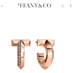 Tiffany & Co. Collezione T: orecchini a cerchio T1 in oro rosa 18 carati con diamanti incastonati
