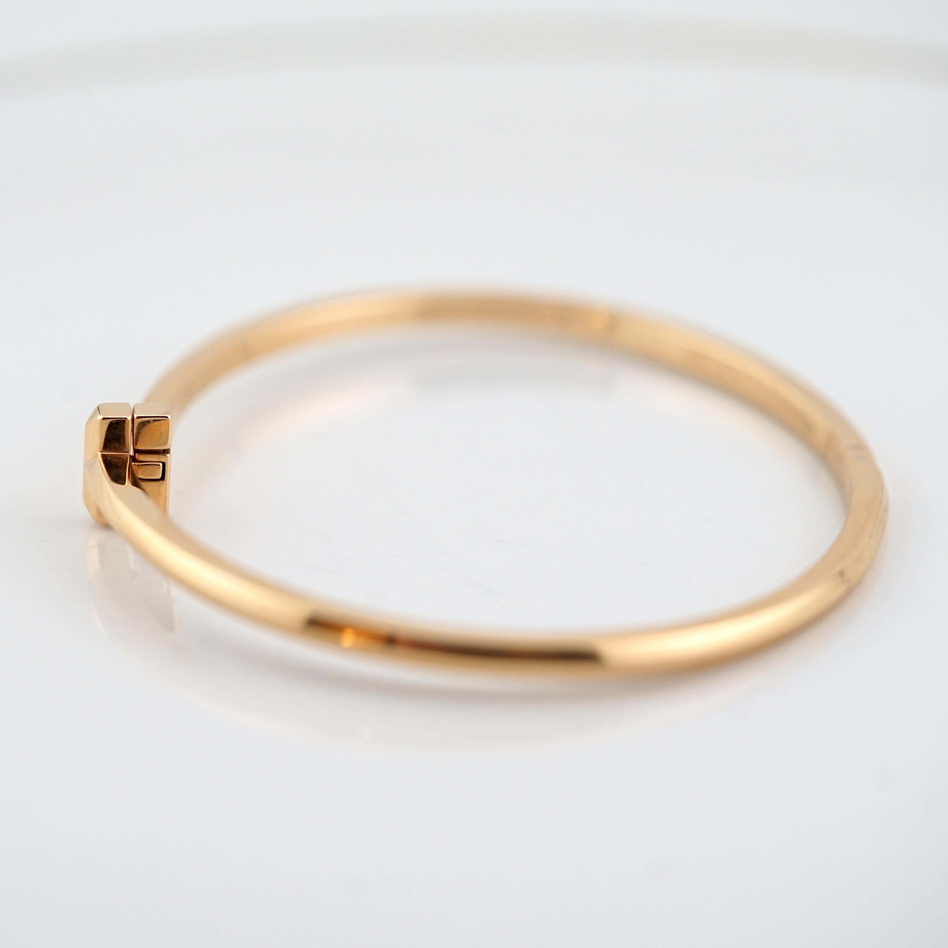 Contemporary Tiffany & Co. T Collection 18K Yellow Gold Bangle Bracelet  Excellent Condition For Sale